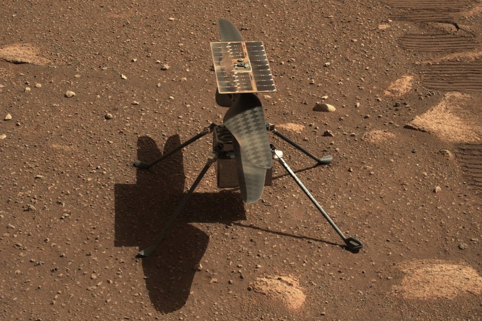 Fotografía cedida por la NASA donde se muestra un primer plano del 'Ingenuity' tomada desde el Mastcam-Z, un par de cámaras con zoom a bordo del rover 'Perseverance' en Marte. El 'Ingenuity' es parte de la mayor misión de exploración marciana que se ha lanzado nunca.