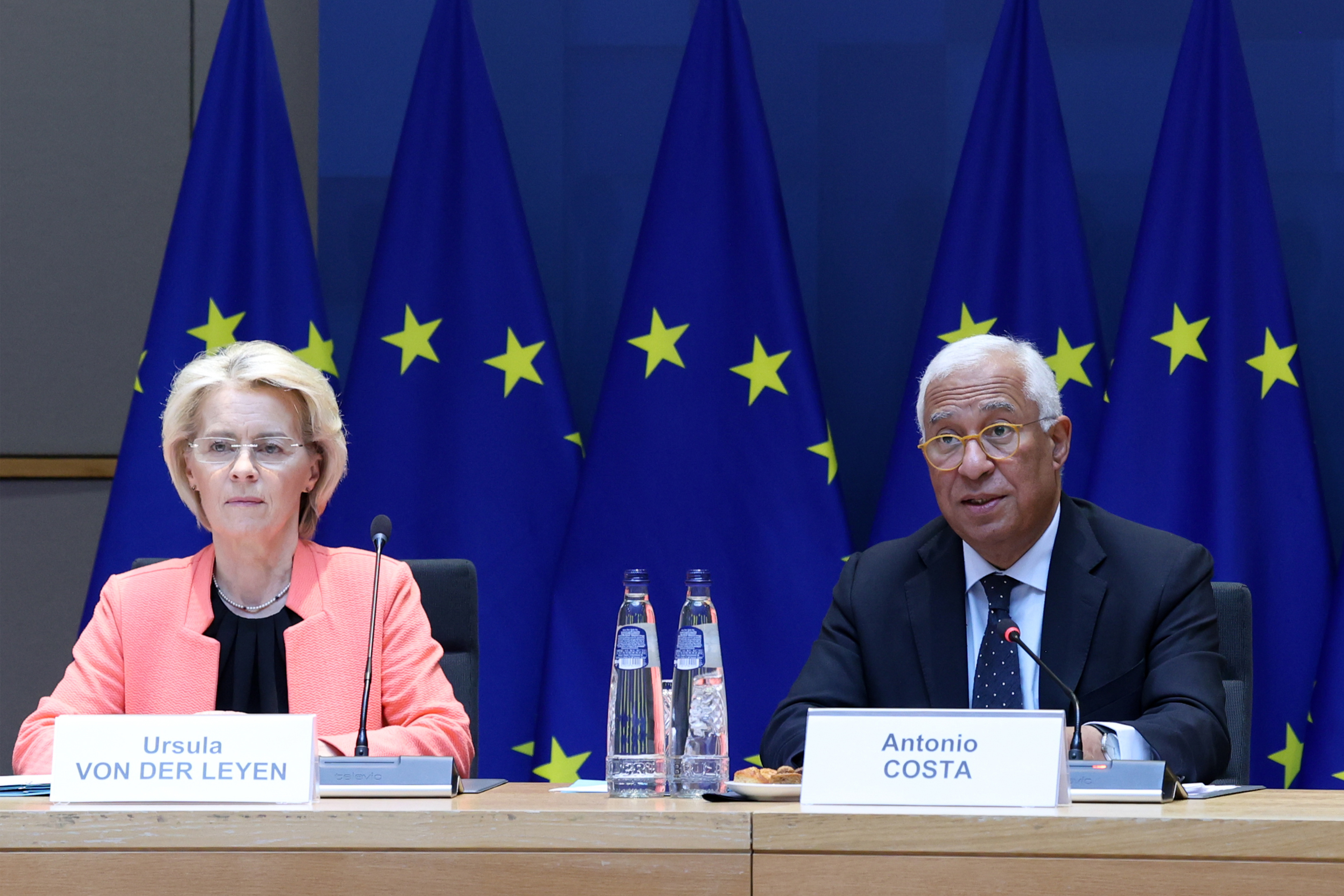 La presidenta de la Comisión Europea, Ursula von der Leyen, junto al presidente del Consejo Europeo, António Costa.
REMITIDA / HANDOUT por ALEXANDROS MICHAILIDIS
Fotografía remitida a medios de comunicación exclusivamente para ilustrar la noticia a la que hace referencia la imagen, y citando la procedencia de la imagen en la firma
09/03/2026