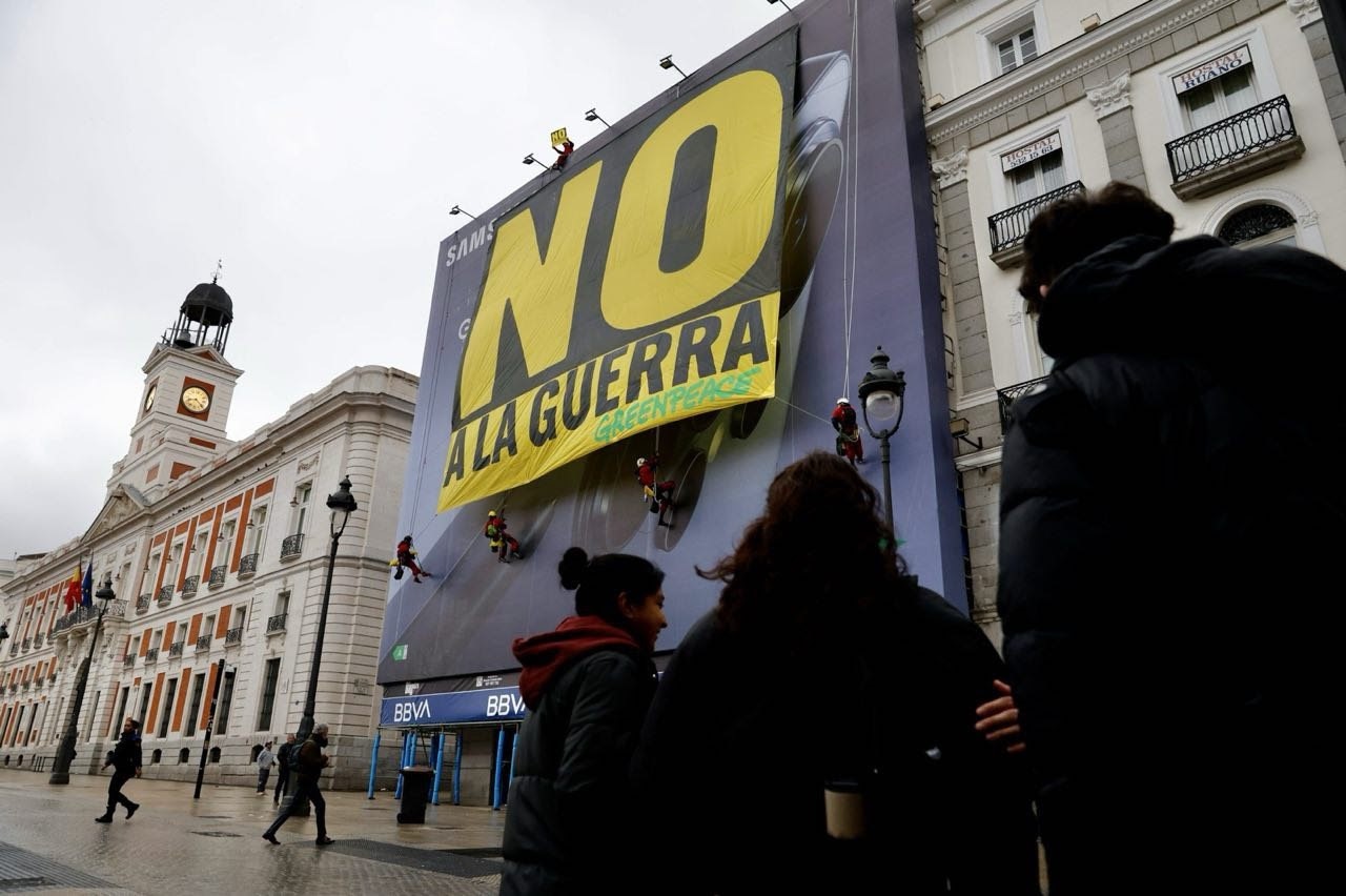 Pancarta desplegada por Greenpeace en la Puerta del Sol de Madrid, este martes.