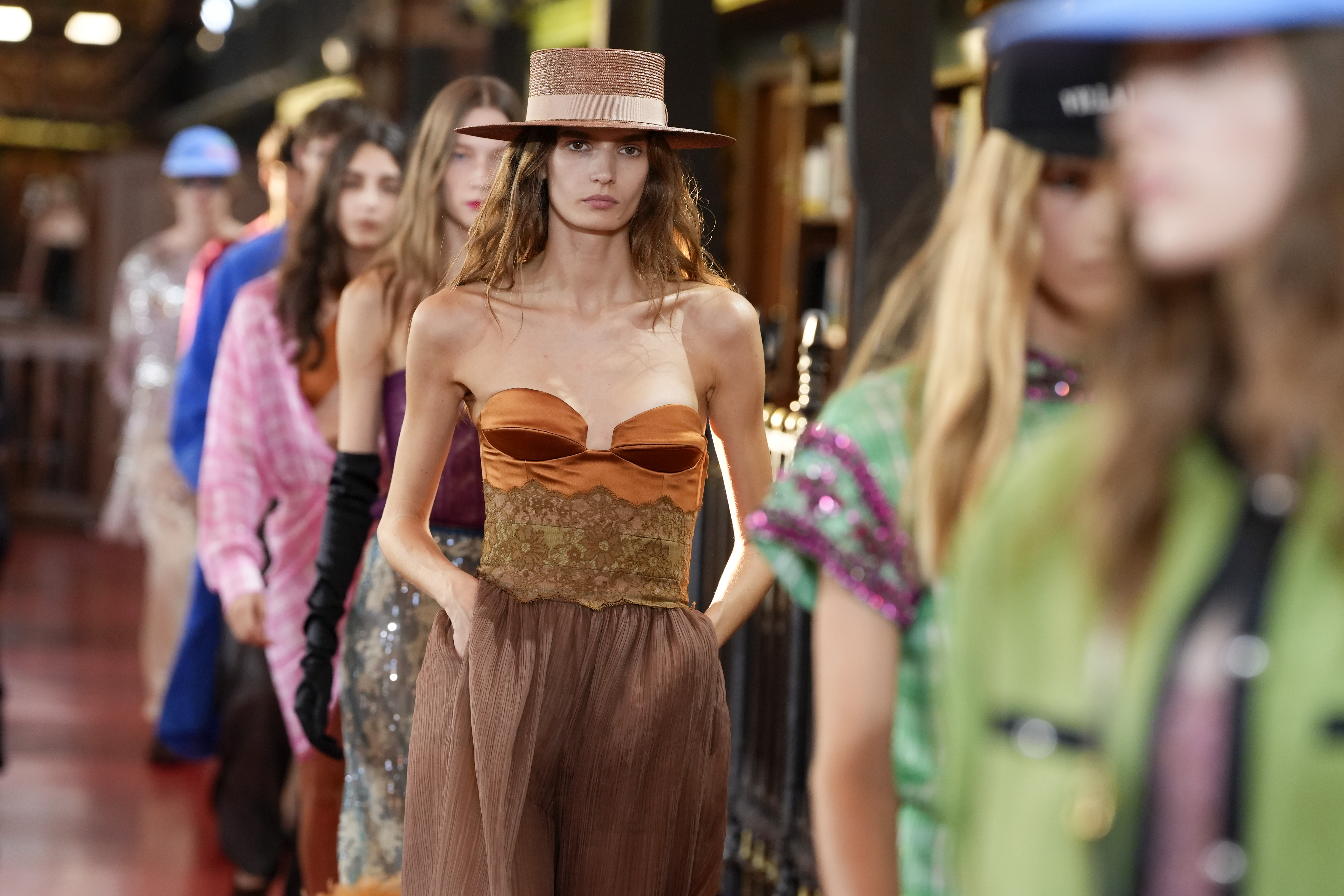 El desfile de Valentino, celebrado en la Biblioteca de Santa Genoveva en París.