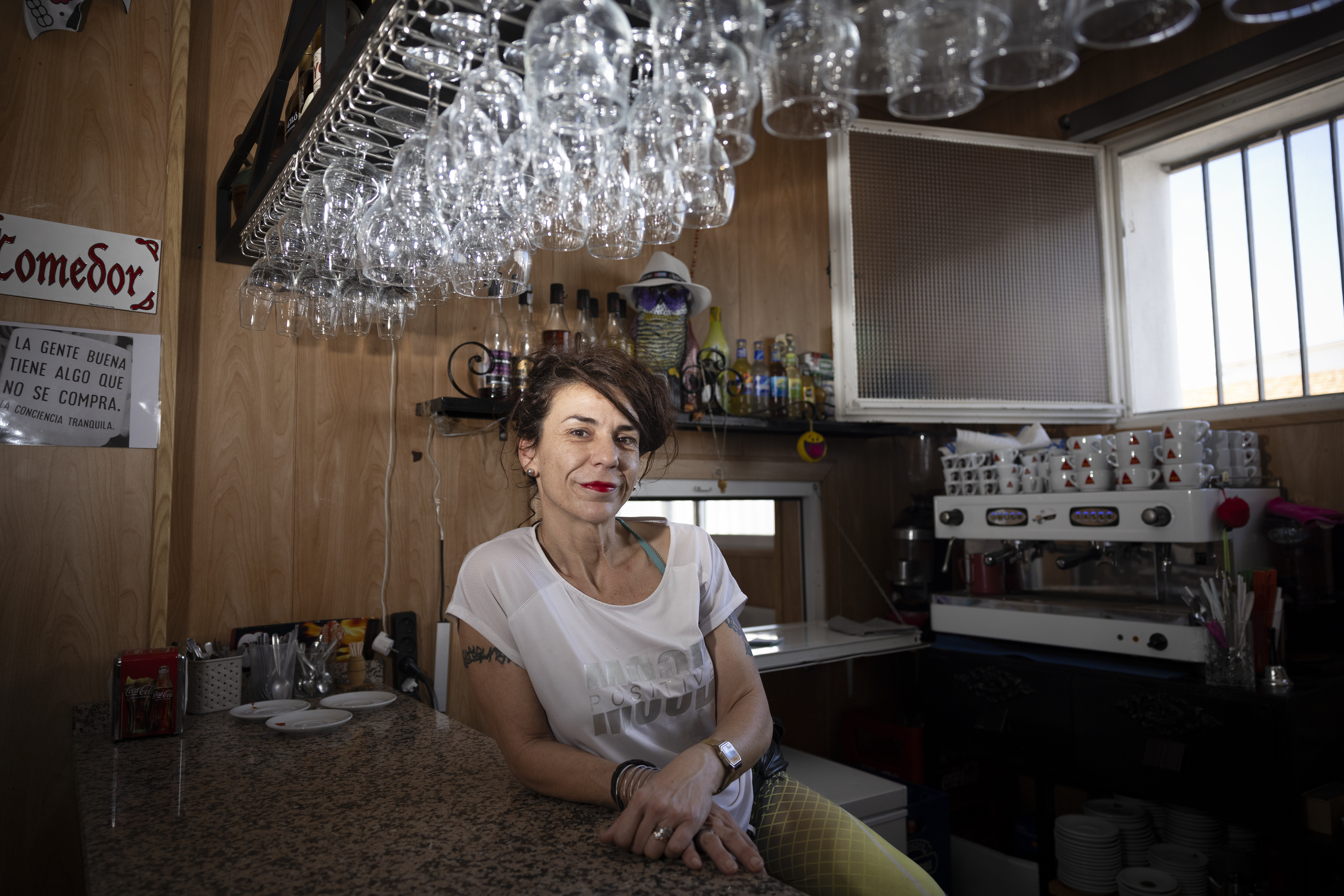 Rosario Prieto, en su bar de la localidad de La Parra. 