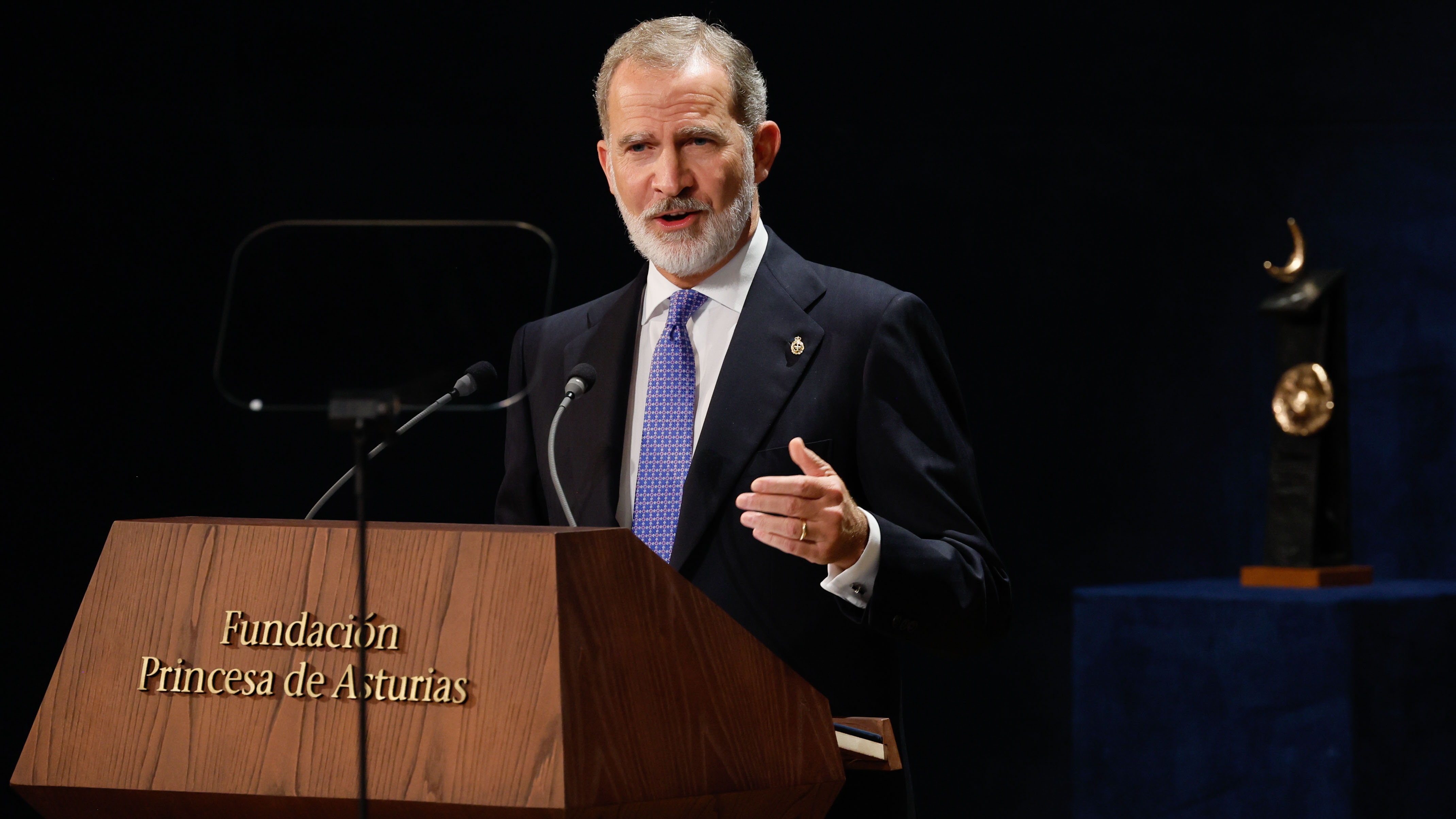 El rey Felipe VI interviene durante la ceremonia de entrega de los Premios Princesa de Asturias, este viernes en el Teatro Campoamor, en Oviedo