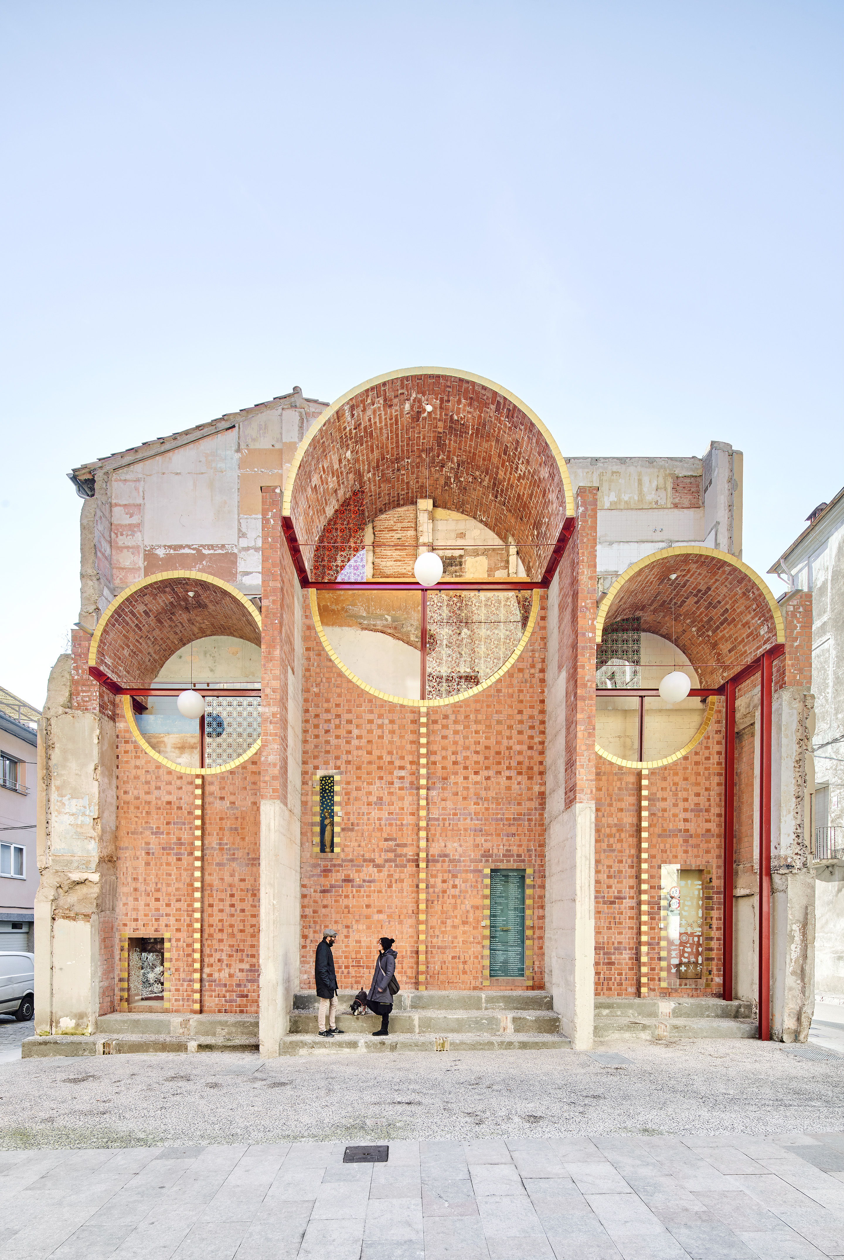 Two local architects remodeled and adapted the Can Saula party wall, in the Catalan city of Olot, to do a bit of posthumous justice to a building with local roots that had long been mistreated.