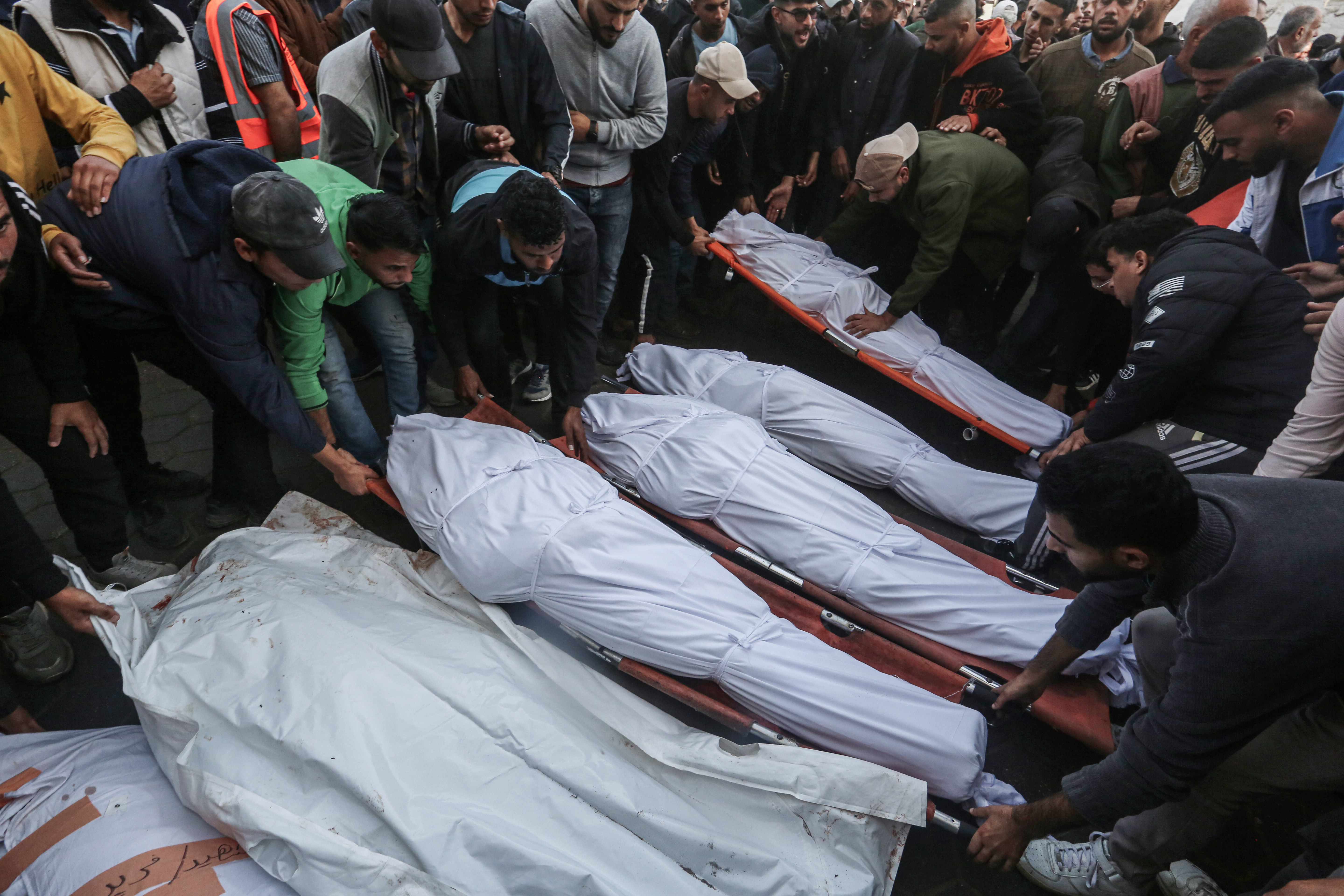 Un grupo de personas recoge varios cuerpos en el hospital de Al-Aqsa, en la localidad de Deir al Balah, en el centro de la Franja, para transportarlos a un cementerio, este jueves 14 de noviembre.