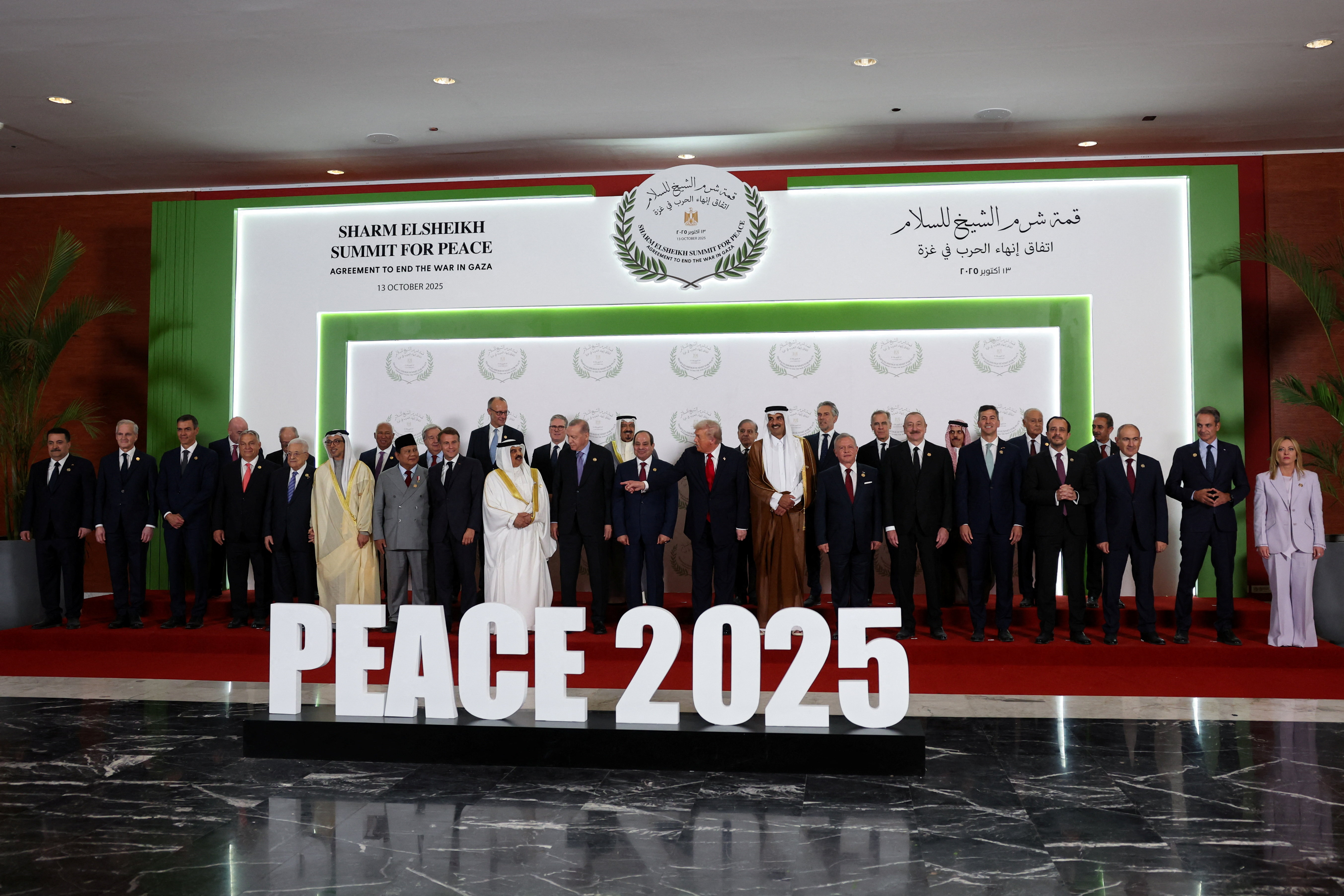 Los líderes reunidos en  Sharm el Sheij para las negociaciones de paz para Gaza, este lunes.