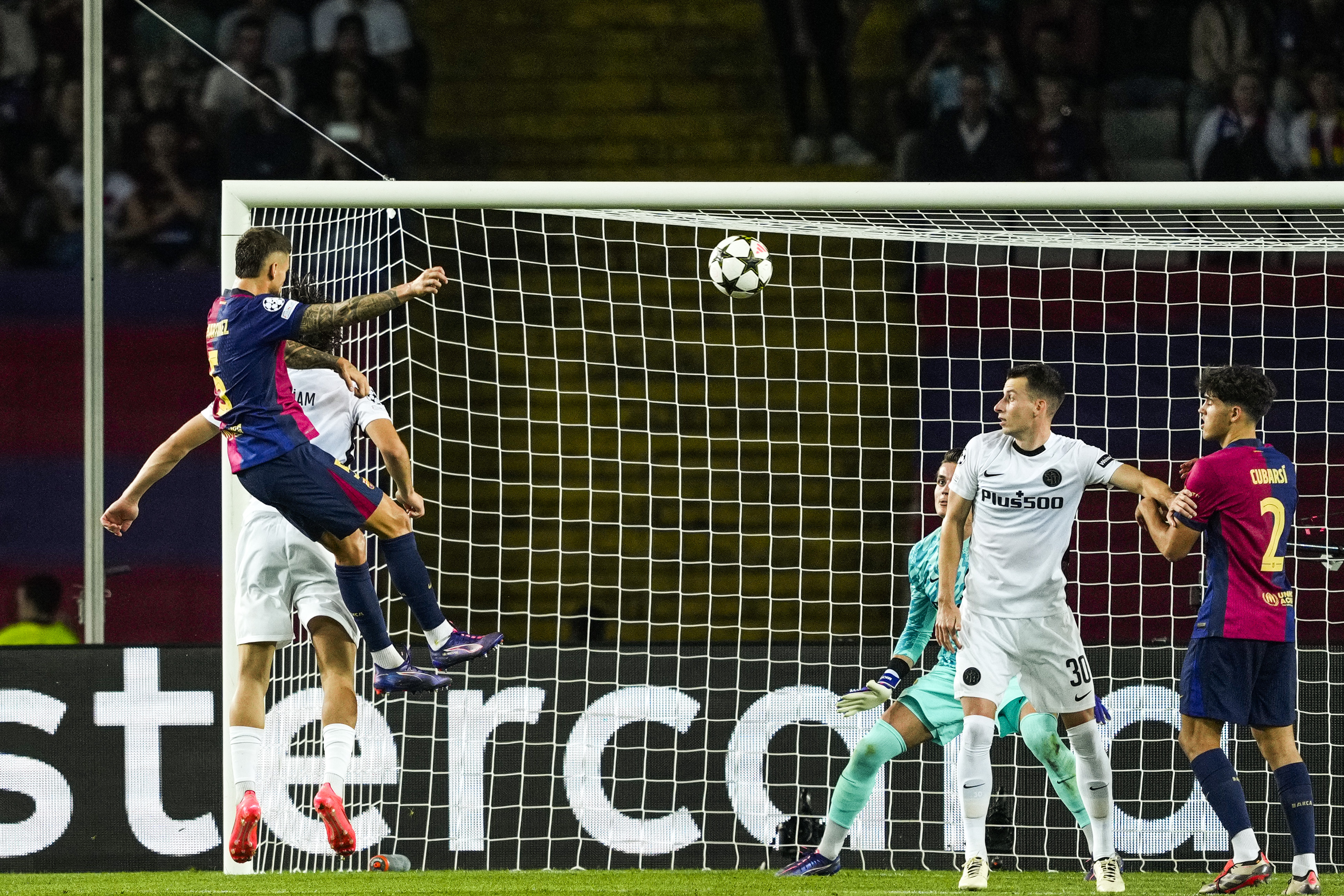 BARCELONA, 01/10/2024.- El defensa del FC Barcelona Íñigo Martínez (i) remata de cabeza para conseguir el tercer gol de su equipo, durante el encuentro correspondiente a la segunda jornada de la Liga de Campeones que disputan hoy martes FC Barcelona y Young Boys en el Estadio Olímpico Lluis Companys, en Barcelona. EFE/Alejandro García.
