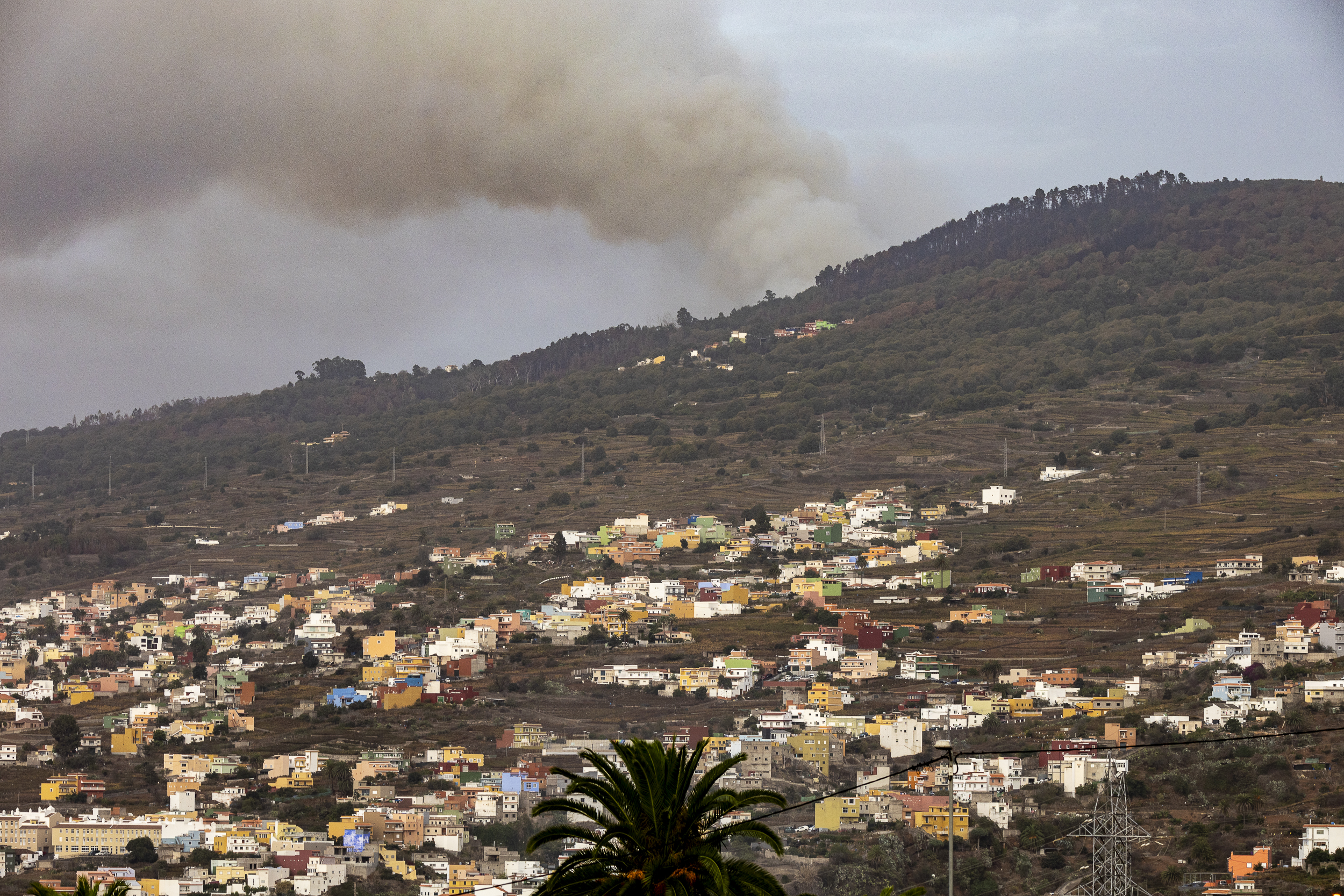 Una nueva reactivación del incendio en Tenerife obliga al Gobierno a desplegar de nuevo a la UME