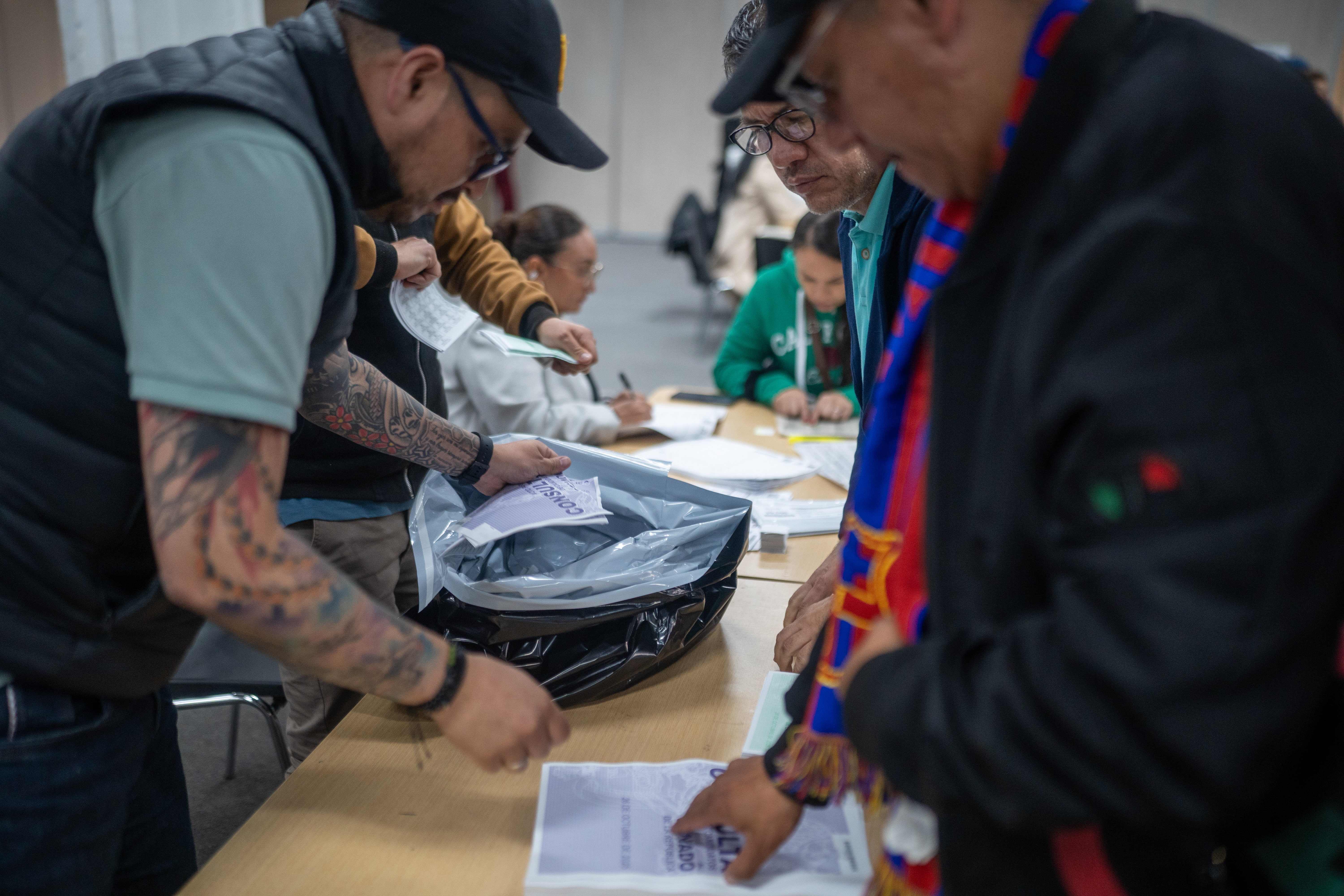 Jurados de votación rompen los tarjetones sobrantes, en Bogotá.