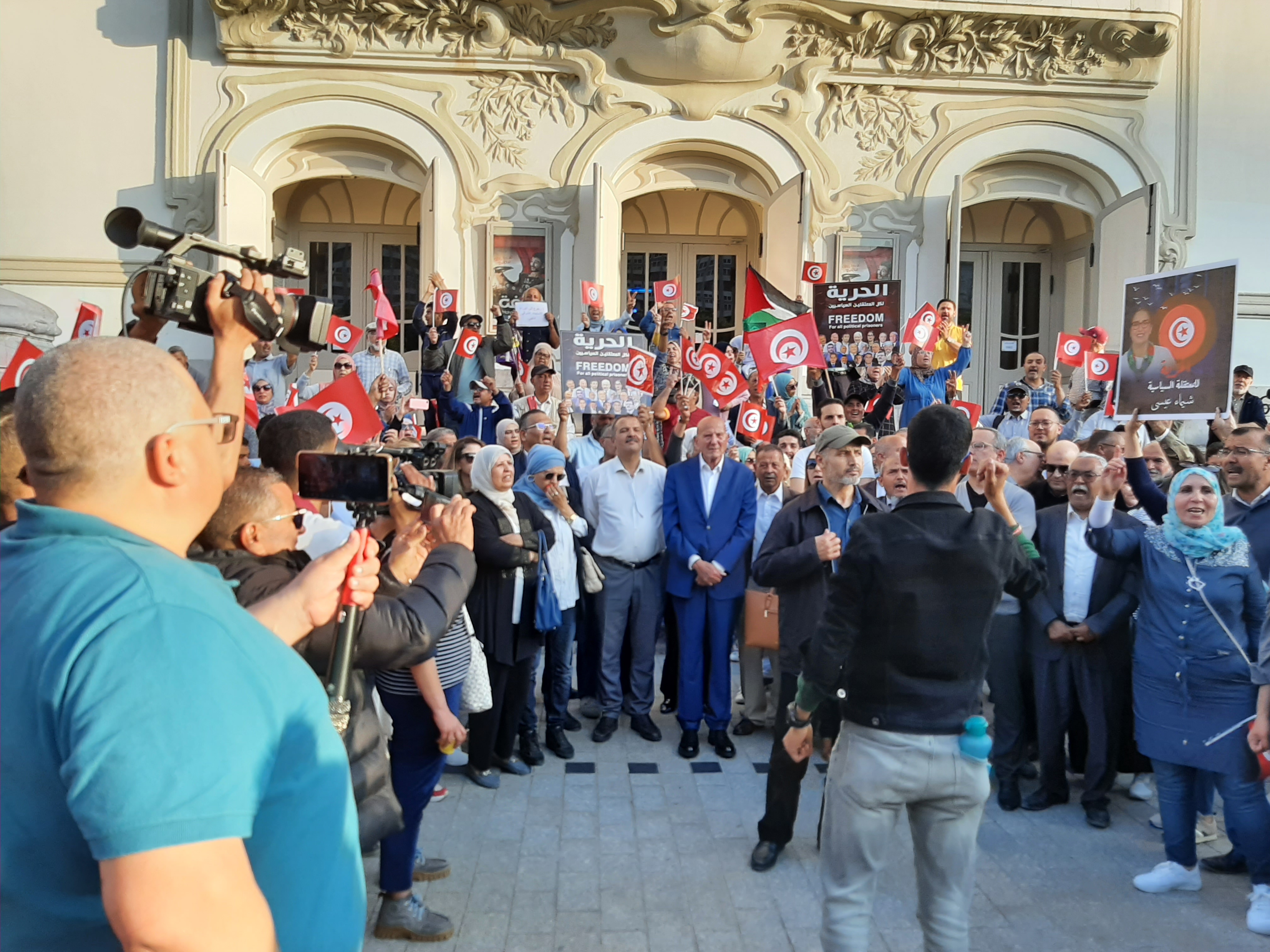 A oposição tunisiana protesta contra a prisão de dezenas de dissidentes, no sábado, 27 de maio, em frente ao Teatro Municipal da capital, no centro de Túnis.