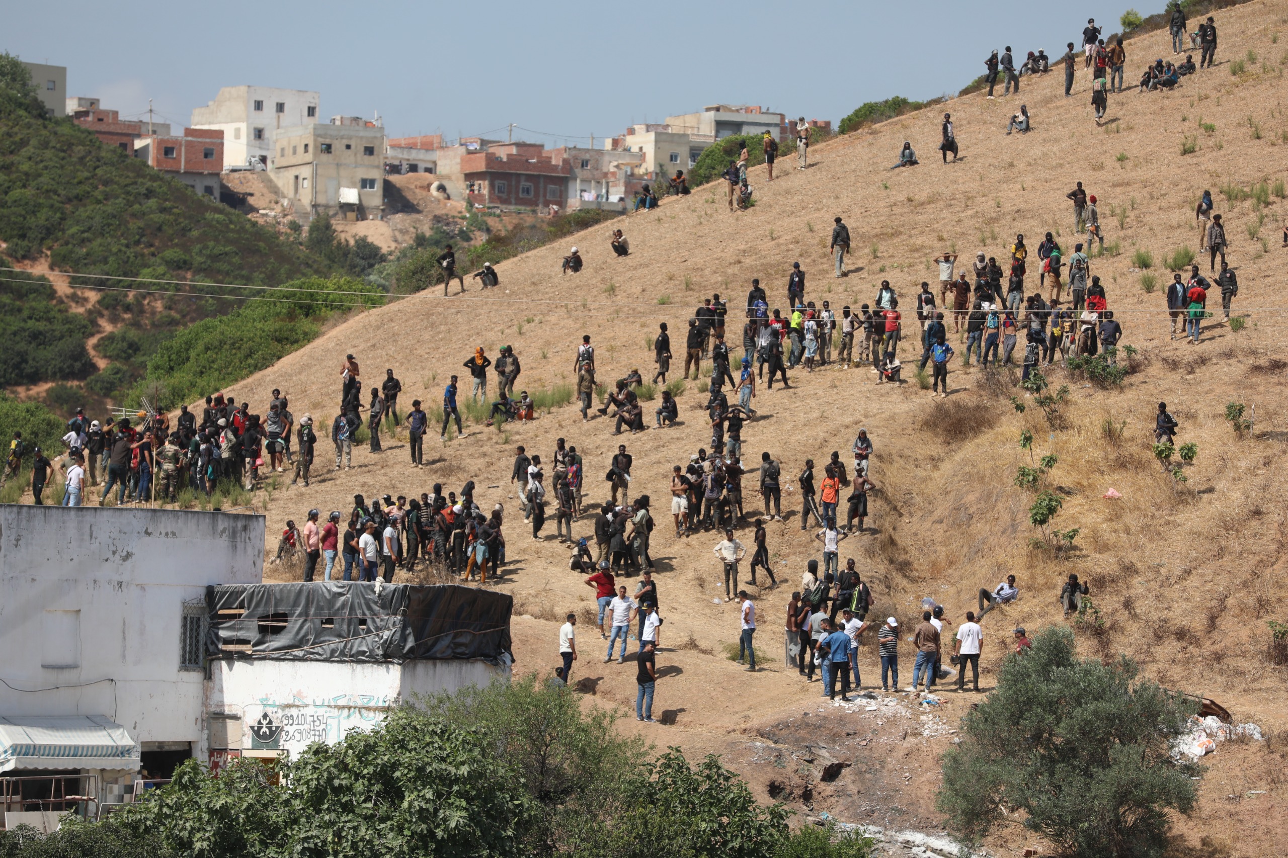 La policía marroquí dispersa a centenares de migrantes subsaharianos concentrados en las afueras de Castillejos, a tres kilómetros de la frontera de Ceuta.Foto FADWA AL NASSER