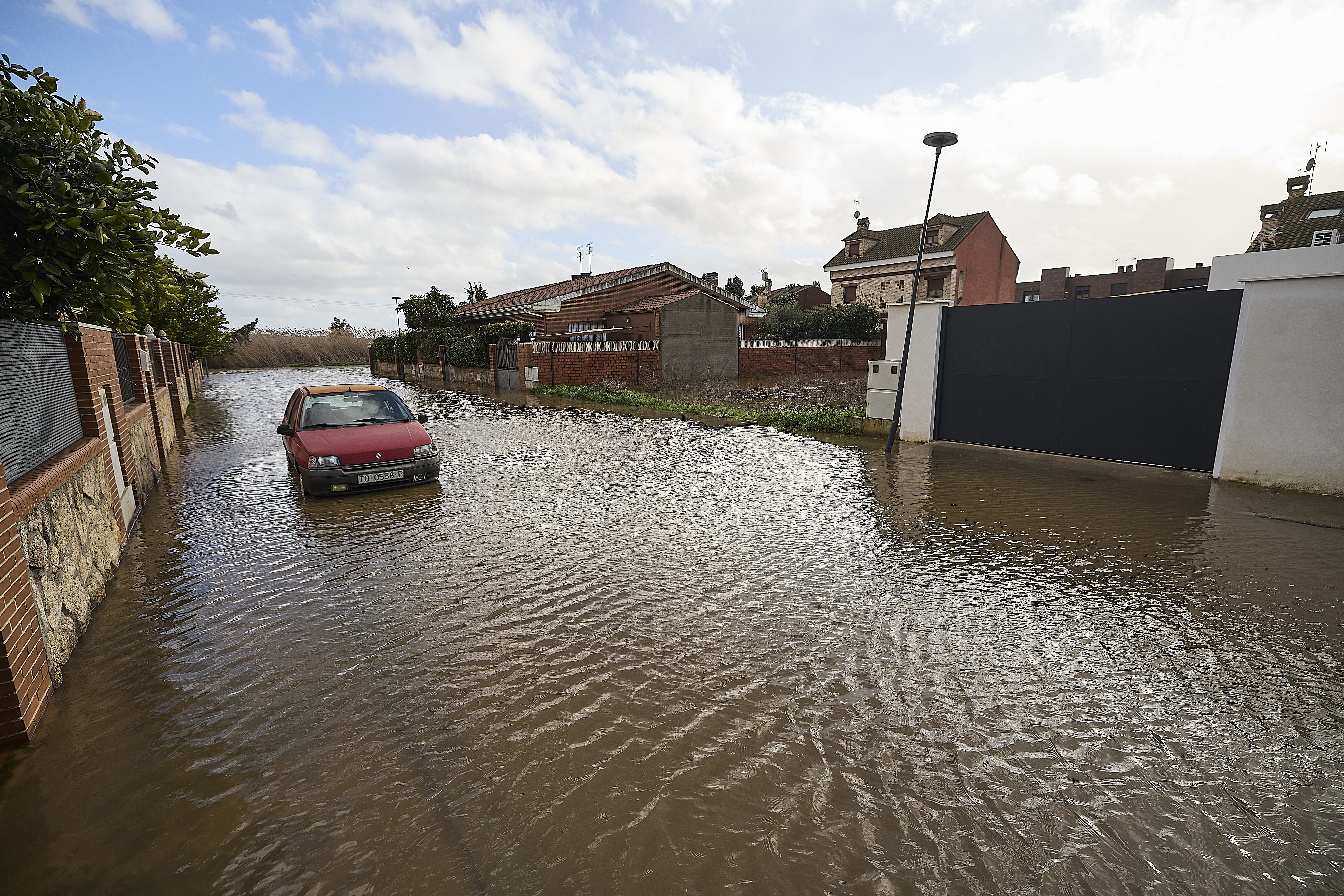 ALBERCHE (TOLEDO), 05/02/2026.- Más de treinta viviendas de una urbanización de la entidad menor de Alberche (Toledo) se han visto inundadas este jueves, por el desbordamiento del arroyo Zarzalejo, algunas con más de medio metro de agua. Lo ha explicado a EFE la alcaldesa pedánea de Alberche, Ana Rivelles, quien ha señalado que el equipo de gobierno local se ha sentido "muy solo" para afrontar la situación de los vecinos ya que los equipos de emergencia a los que ha llamado durante esta jornada han estado "priorizando" otras zonas, también afectadas por los efectos de la borrasca. EFE/ Manu Reino
