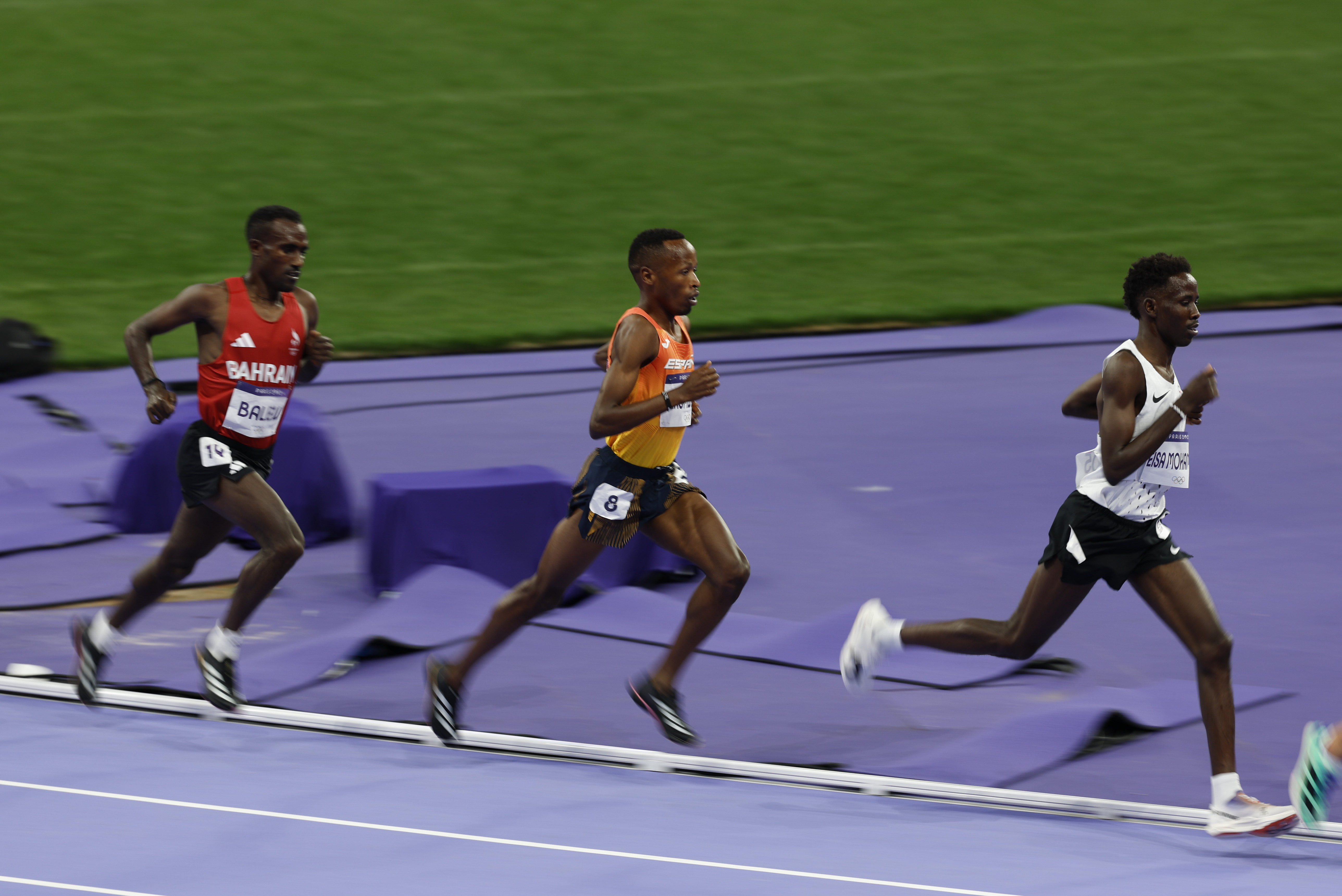 PARÍS, 02/08/2024.- El atleta español  Thierry Ndikumwenayo  (c) compite en la prueba de los 10,000 metros de los Juegos Olímpicos de París 2024, este viernes en la capital francesa. EFE/ Julio Muñoz
