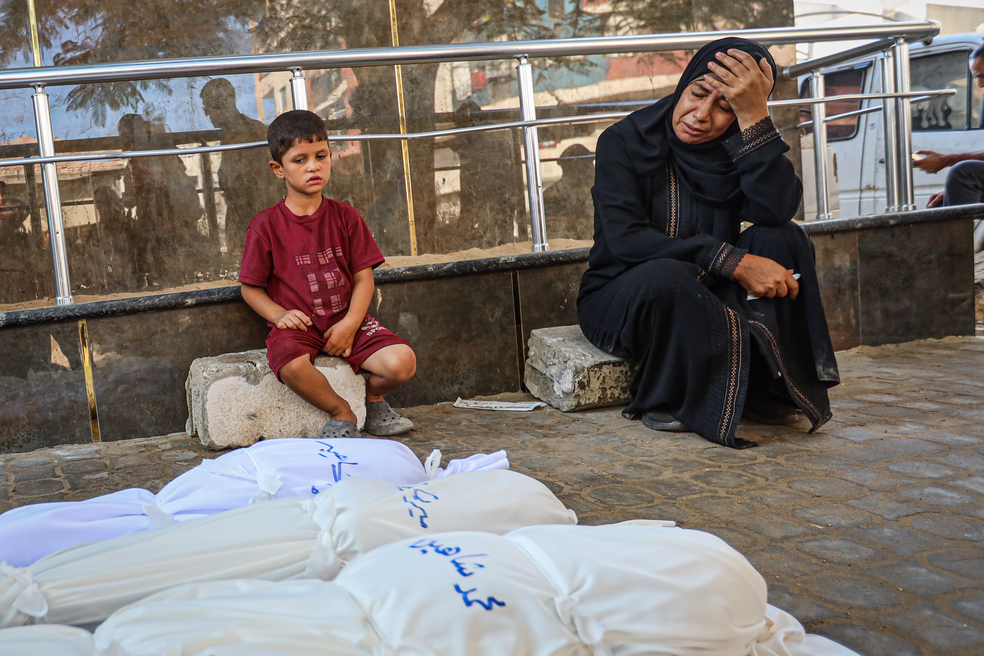 Una mujer llora frente a una fila de cadáveres en el hospital de Al Shifa, en Ciudad de Gaza, este viernes 22 de agosto.