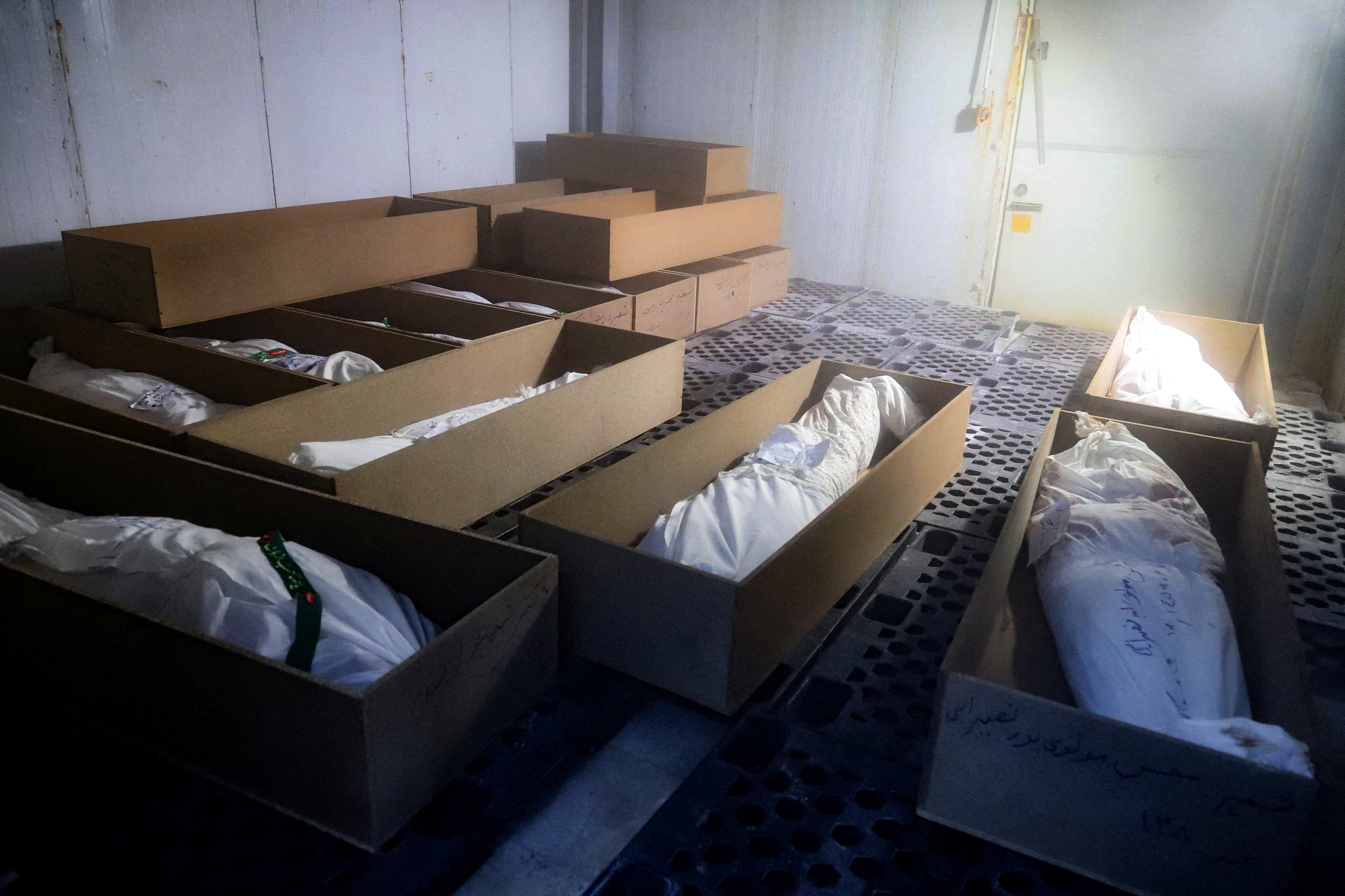 Ataúdes con las víctimas del ataque a una escuela en Minab, Irán, este martes.