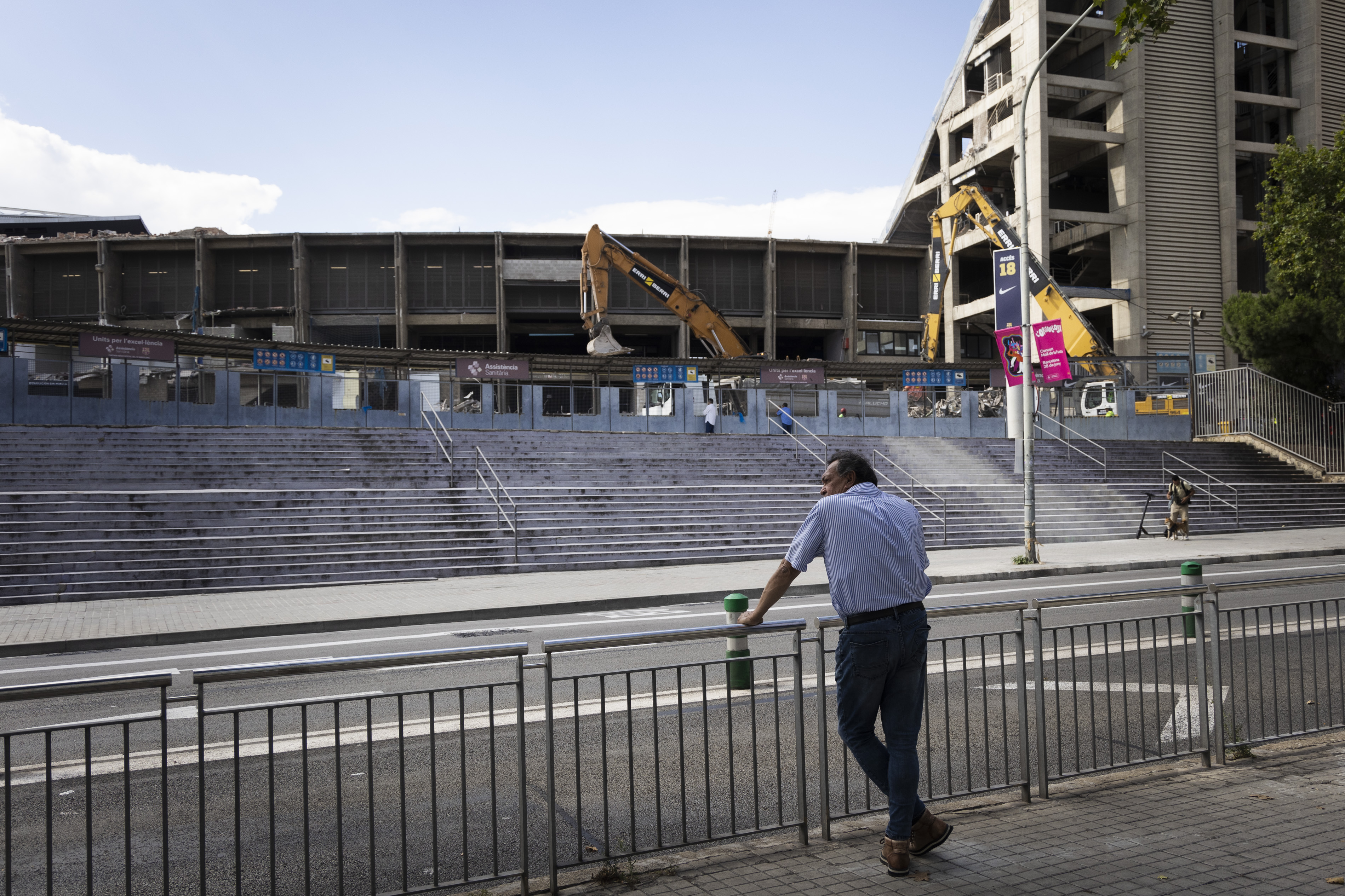 Un viandante observa las obras del camp Nou el pasado mes de junio, cuando se iniciaron los trabajos de demolición del Camp Nou.