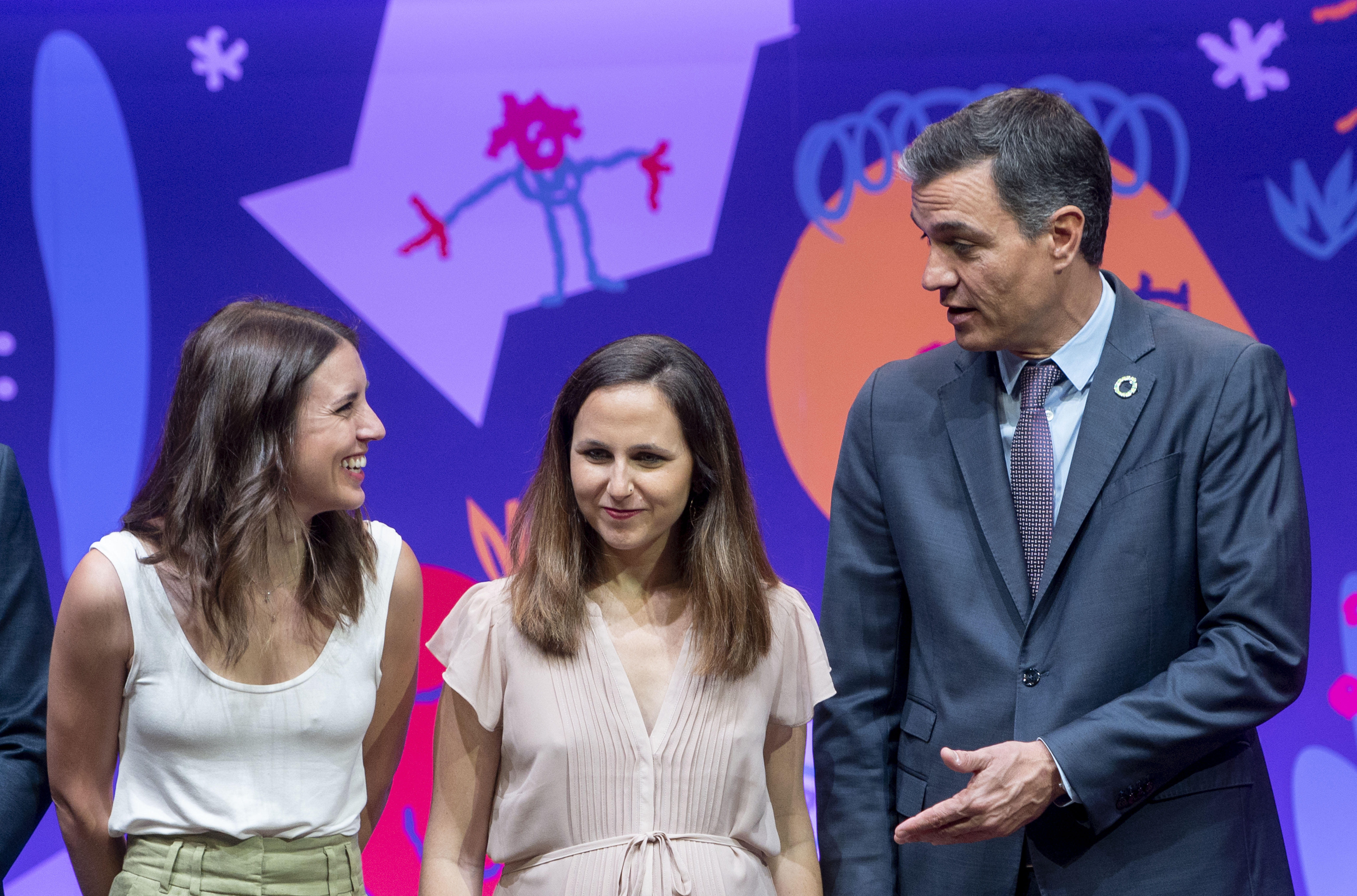La ministra de Igualdad, Irene Montero con la líder de Podemos y ministra de Derechos Sociales y Agenda 2030, Ione Belarra, junto al presidente del Gobierno, Pedro Sánchez, en un acto sobre los derechos de la Infancia en Madrid en febrero pasado.