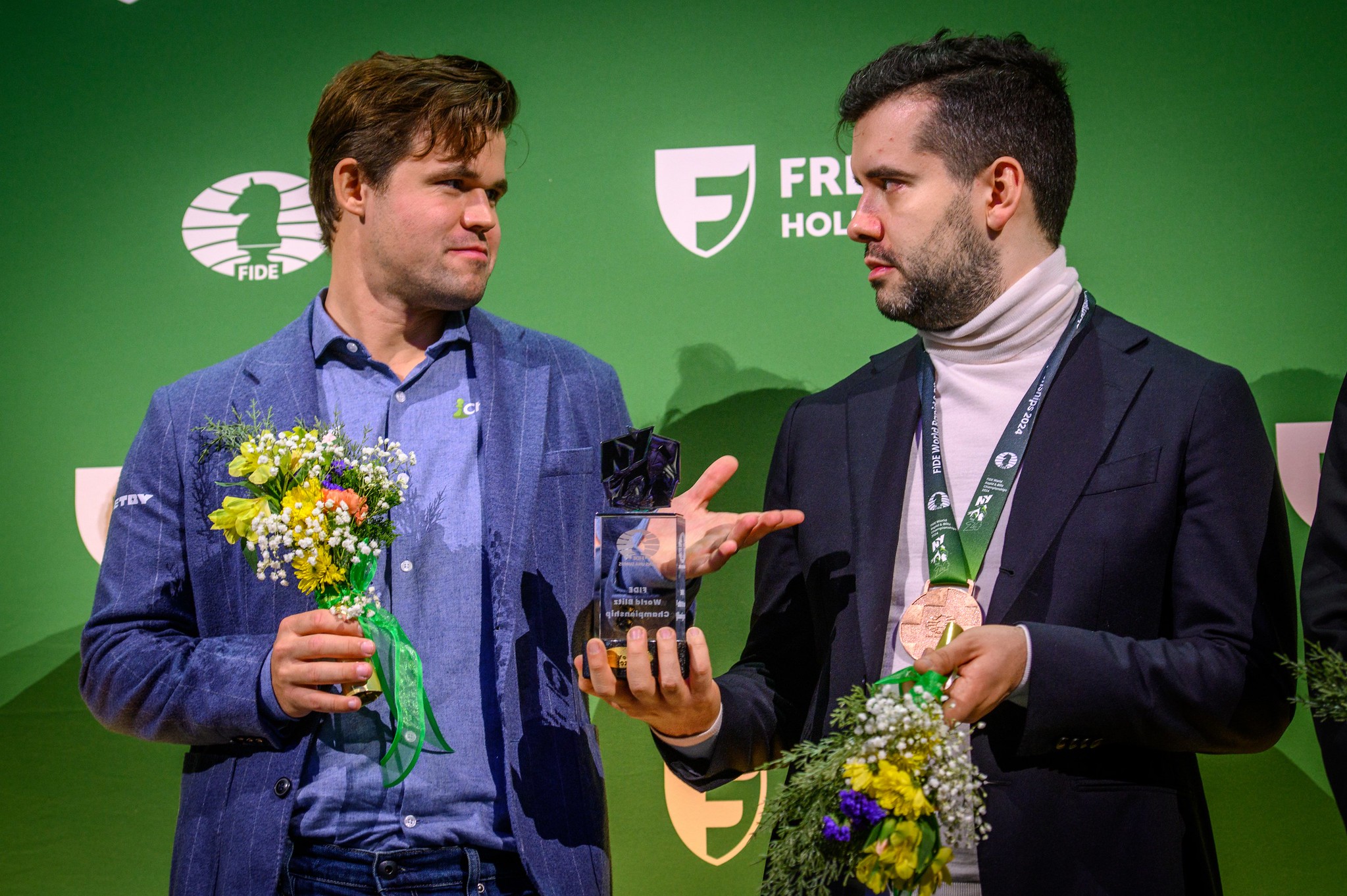 Carlsen y Niepómniashi, durante la entrega de premios del Mundial Relámpago, este martes en Nueva York