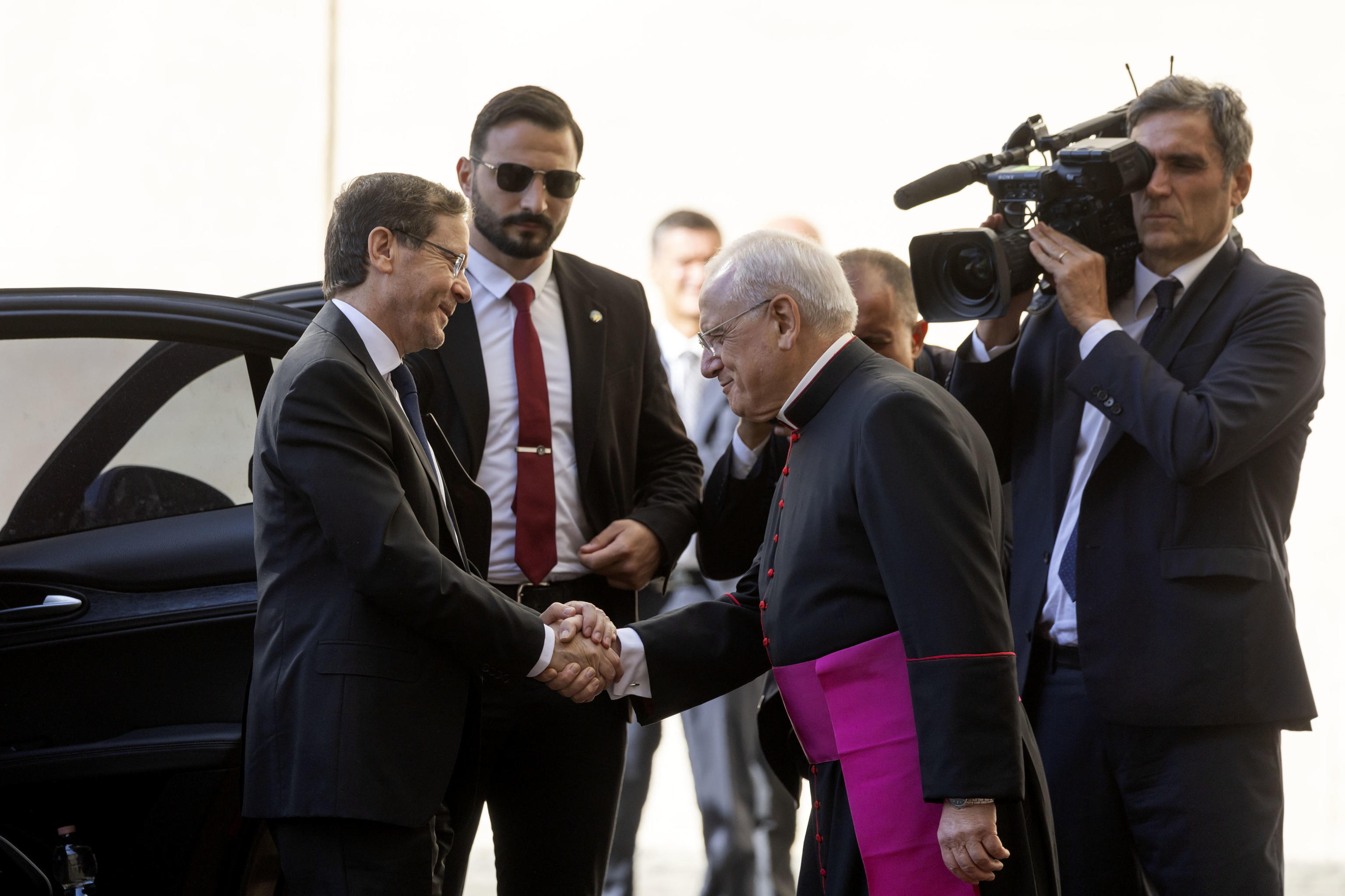 Vatican (Vatican City State (Holy See)), 04/09/2025.- Israeli President Isaac Herzog arrives to meet Pope Leo XIV at the Vatican, 03 September 2025. (Papa) EFE/EPA/ANSA/MASSIMO PERCOSSI