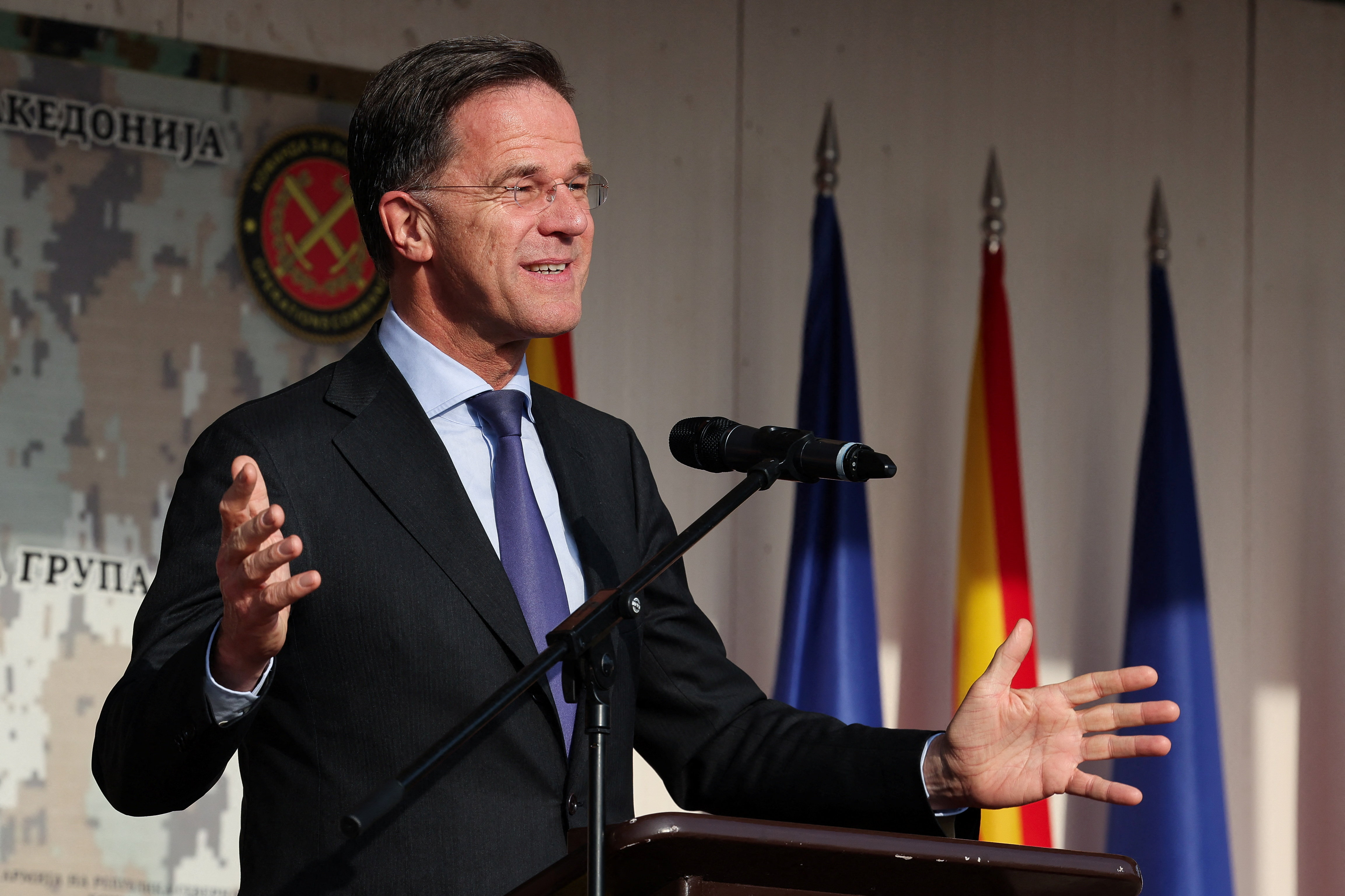 El secretario general de la OTAN, Mark Rutte, durante una visita al cuartel Ilinden del ejército de Macedonia del Norte en Skopje.