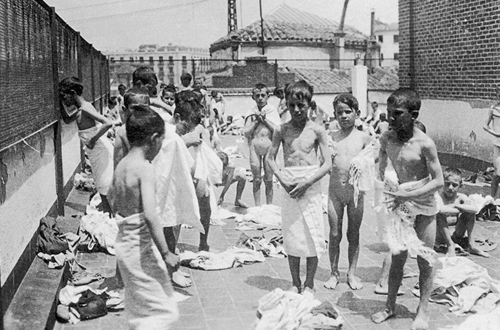 Baños de sol en la azotea del Grupo Escolar Cervantes, hacia 1933.