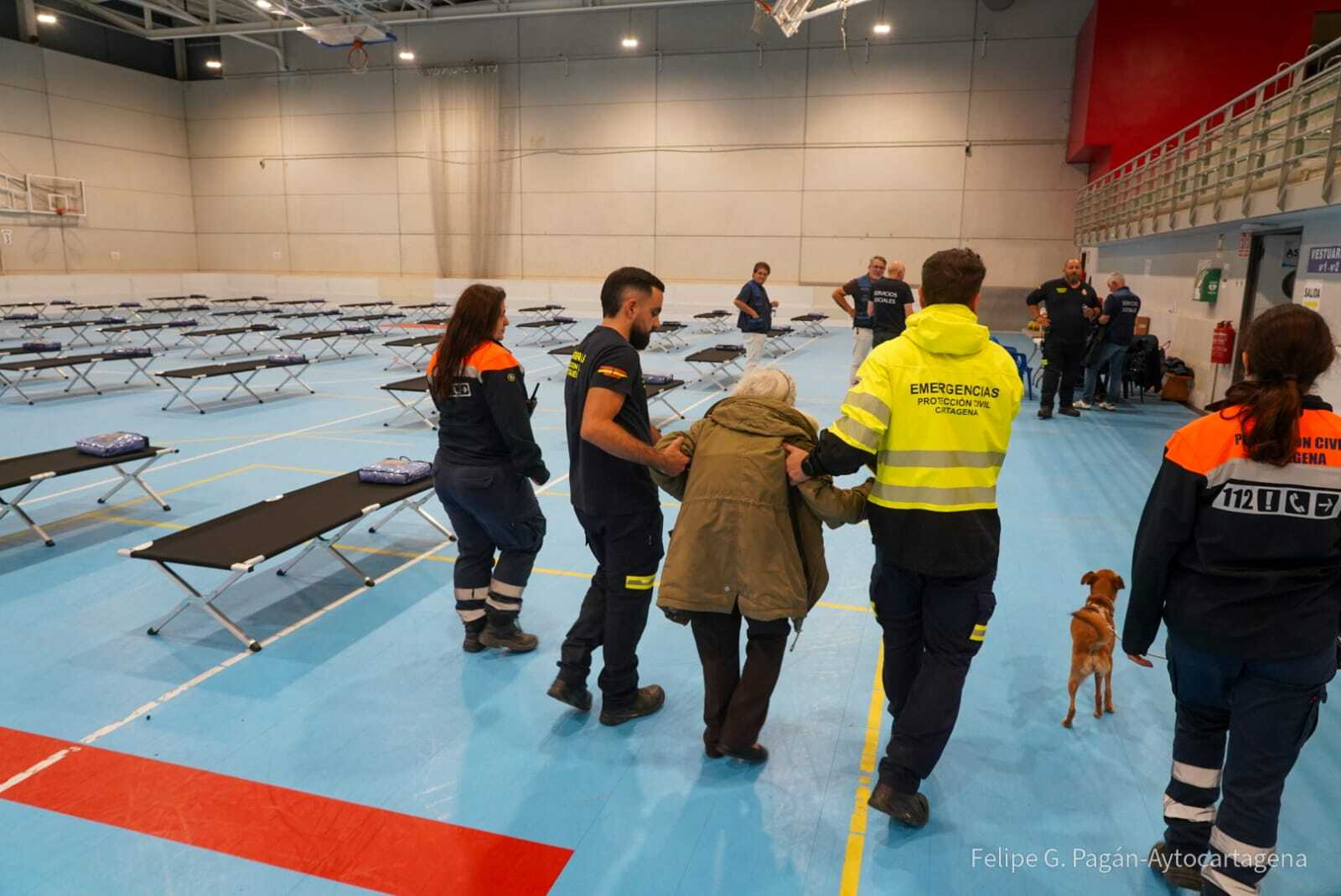 Personal del Ayuntamiento de Cartagena atiende a las personas evacuadas de Bahía y Villas Caravaning este viernes.