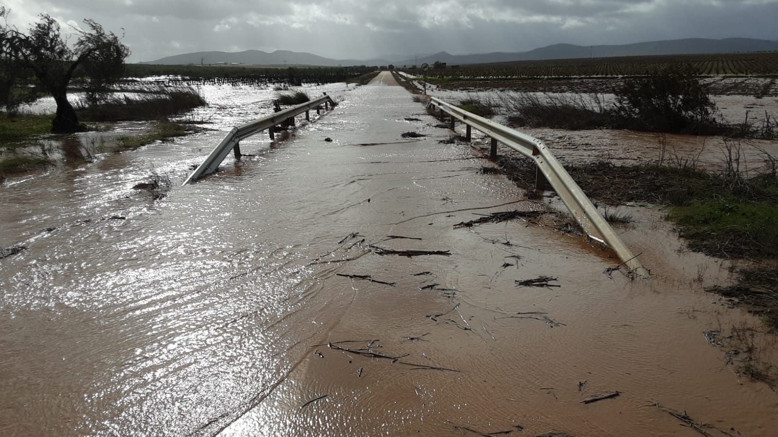 Carretera BA-126 afectada por la borrasca Leonardo
REMITIDA / HANDOUT por DIPUTACIÓN DE BADAJOZ
Fotografía remitida a medios de comunicación exclusivamente para ilustrar la noticia a la que hace referencia la imagen, y citando la procedencia de la imagen en la firma
05/02/2026