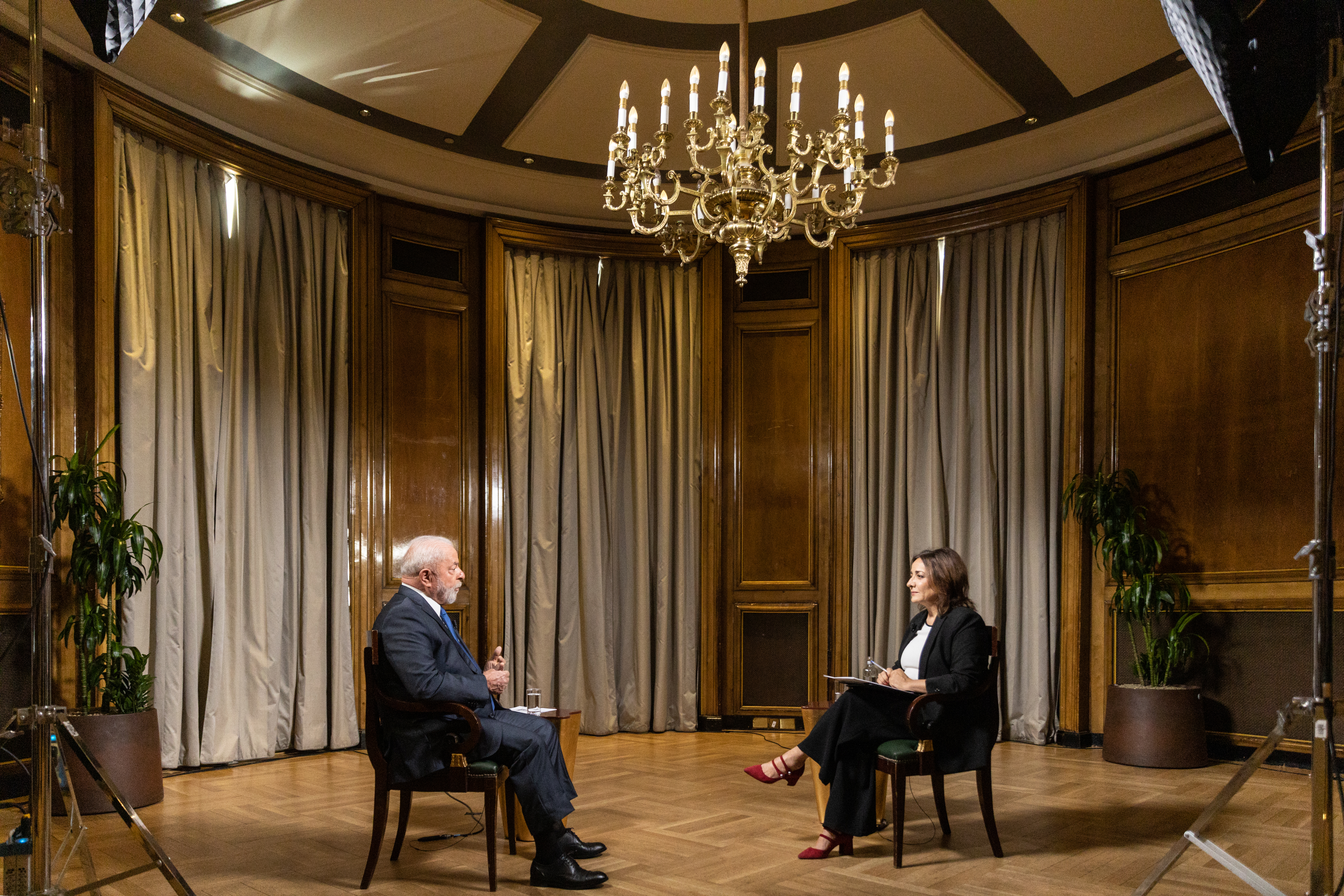 Lula da Silva e a diretora do EL PAÍS, Pepa Bueno, nesta quarta-feira no hotel Palace, em Madri.
