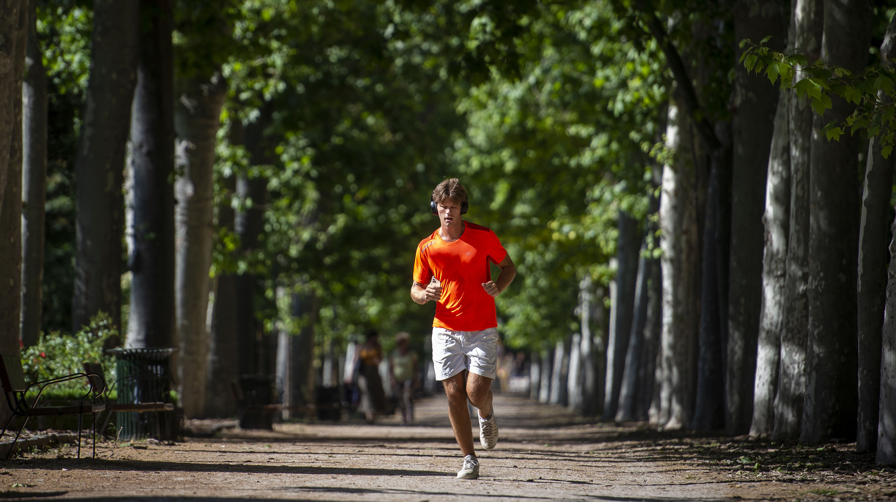 Un hombre corre en el parque del Retiro de MAdrid.