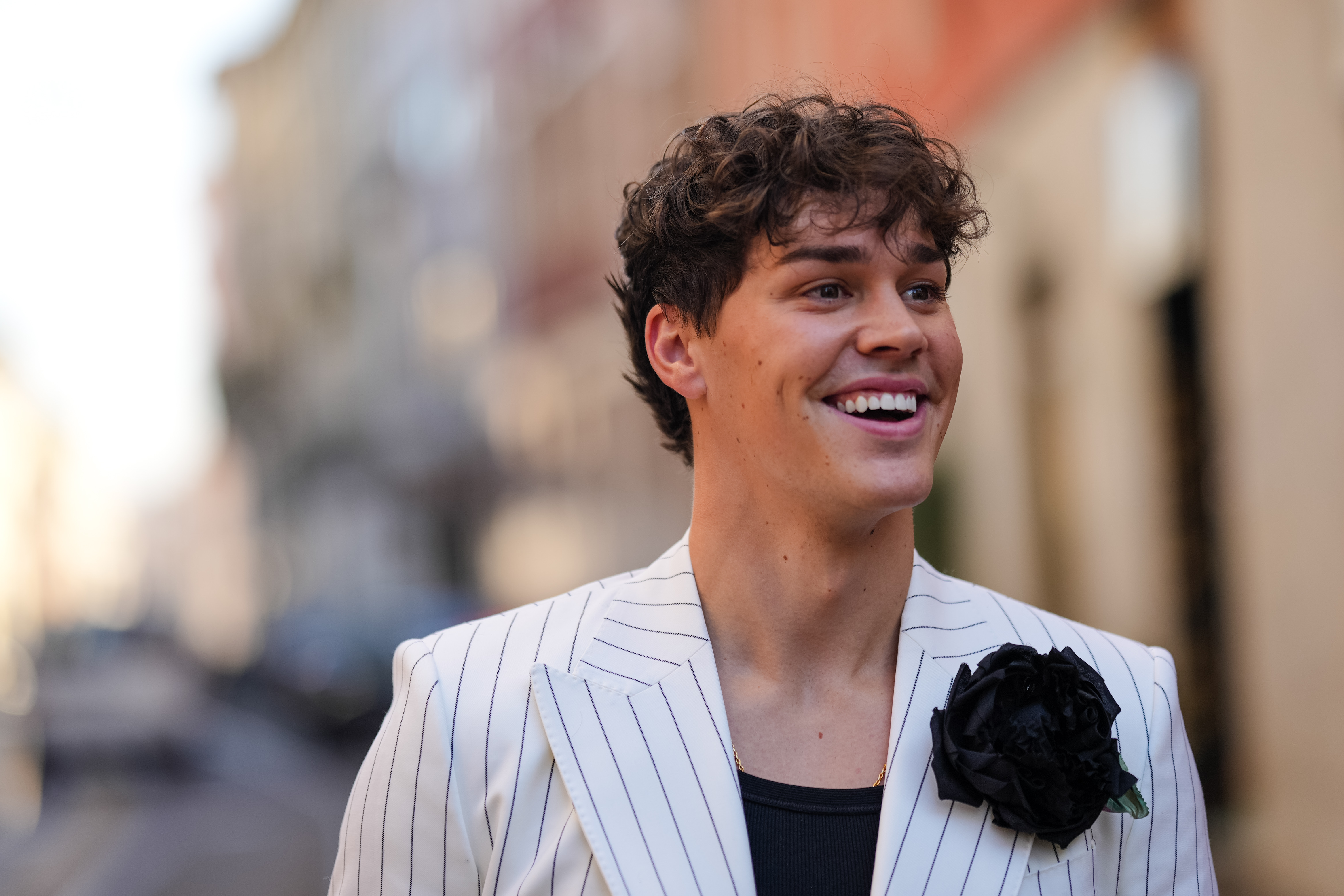 Bir yigit plyajda emmoqda