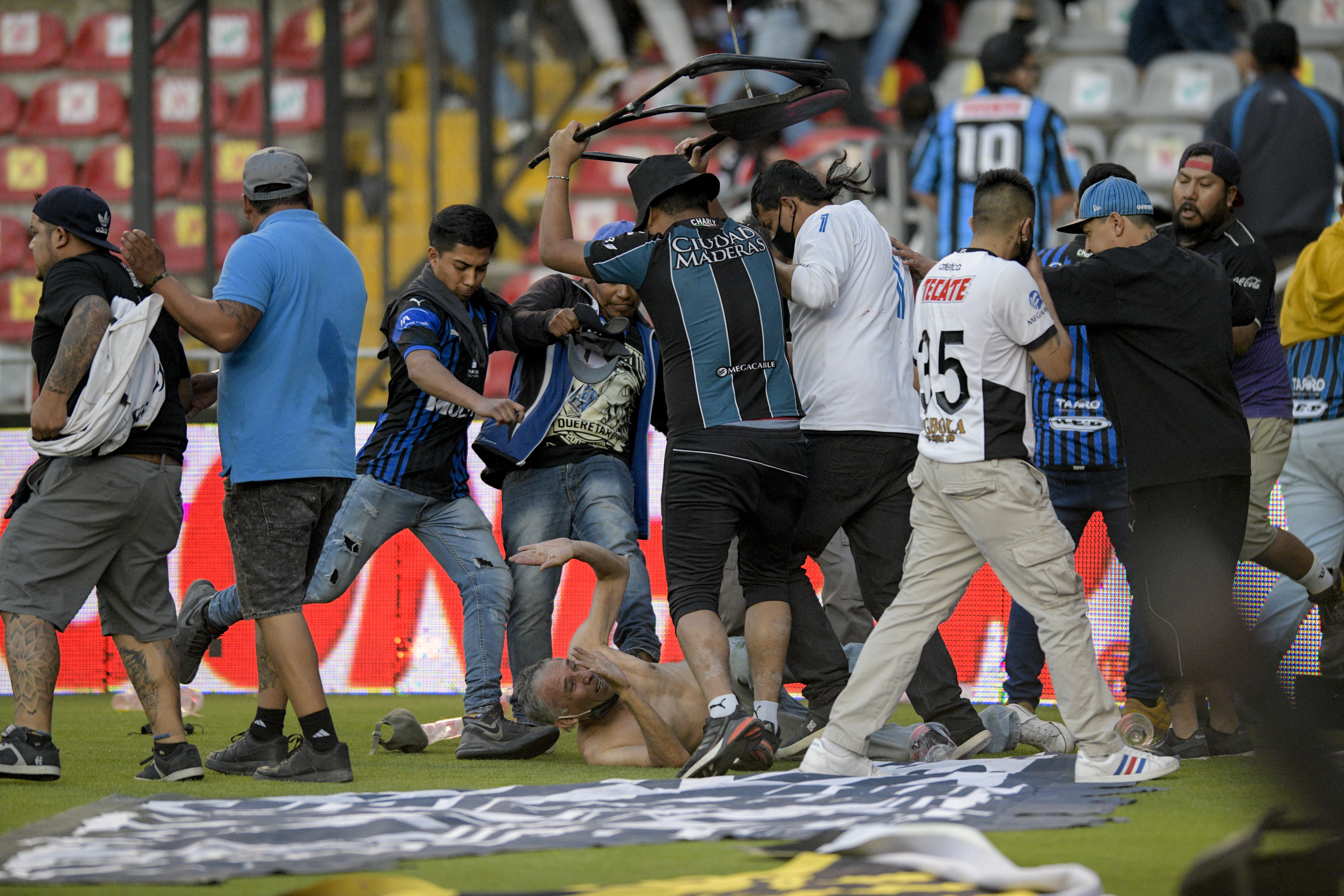 alondra Ceniza Descartar Querétaro vs Atlas: Horror en el fútbol: la violencia en México da la  vuelta al mundo | Deportes | EL PAÍS