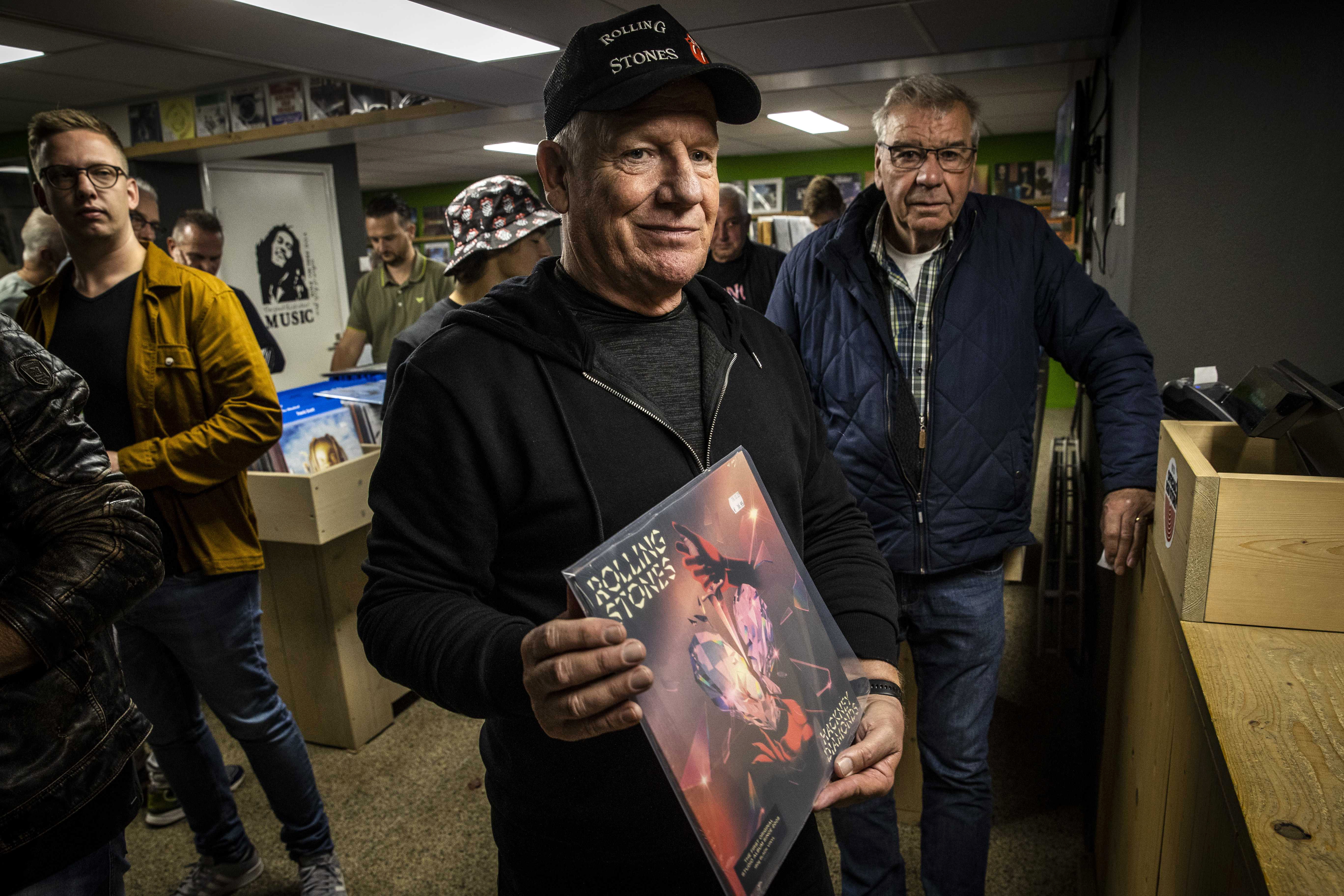 Seguidores de los Rolling Stones comprando el vinilo de 'Hackney Diamonds' ayer viernes, día que se puso a la venta, en Geesteren (Países Bajos). 