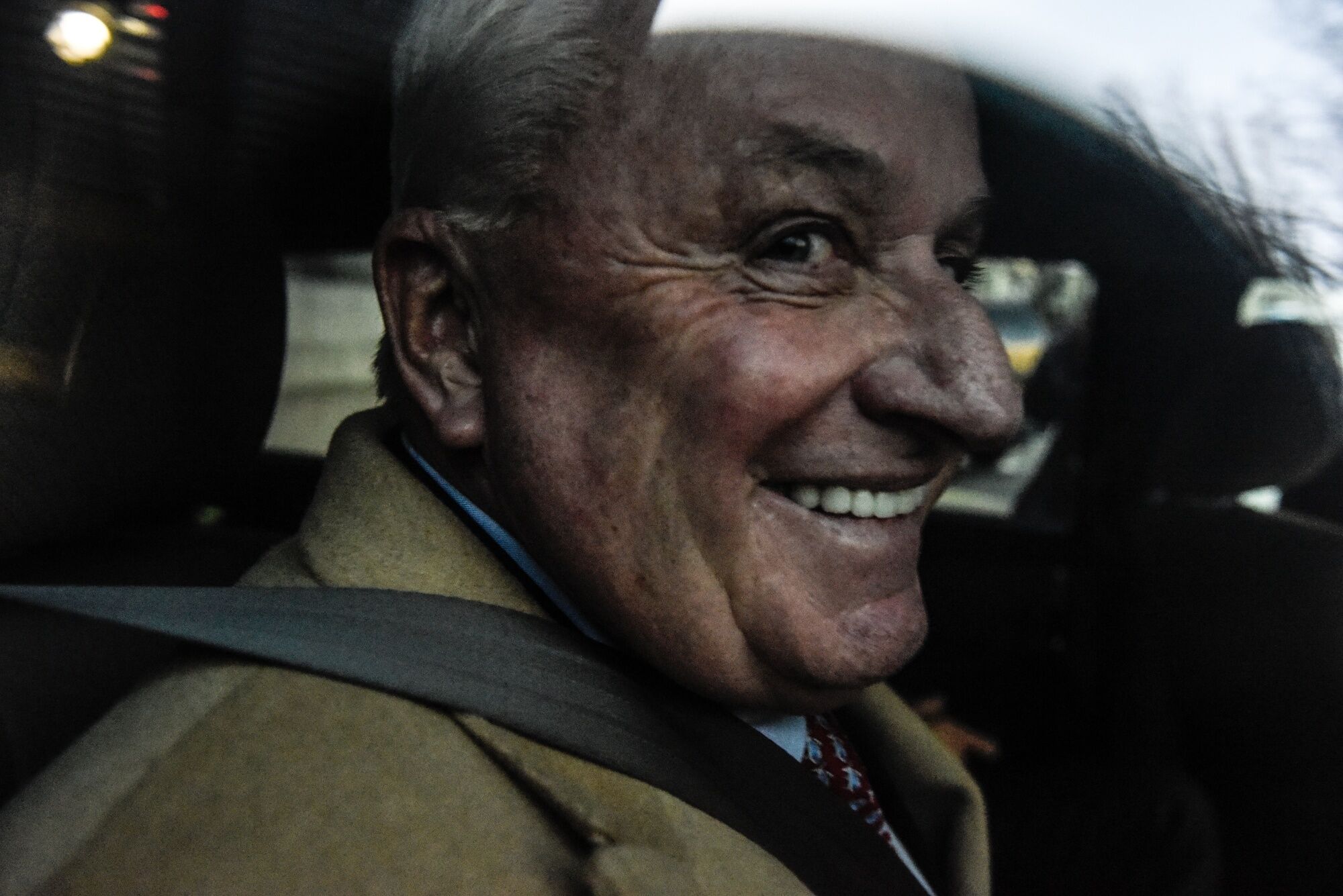 Robert Costello deixa o escritório do procurador distrital de Manhattan na segunda-feira após testemunhar. 
