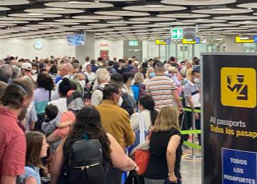 Iberia denuncia que 15.000 pasajeros han perdido  el avión en Barajas por el caos en el control de pasaportes