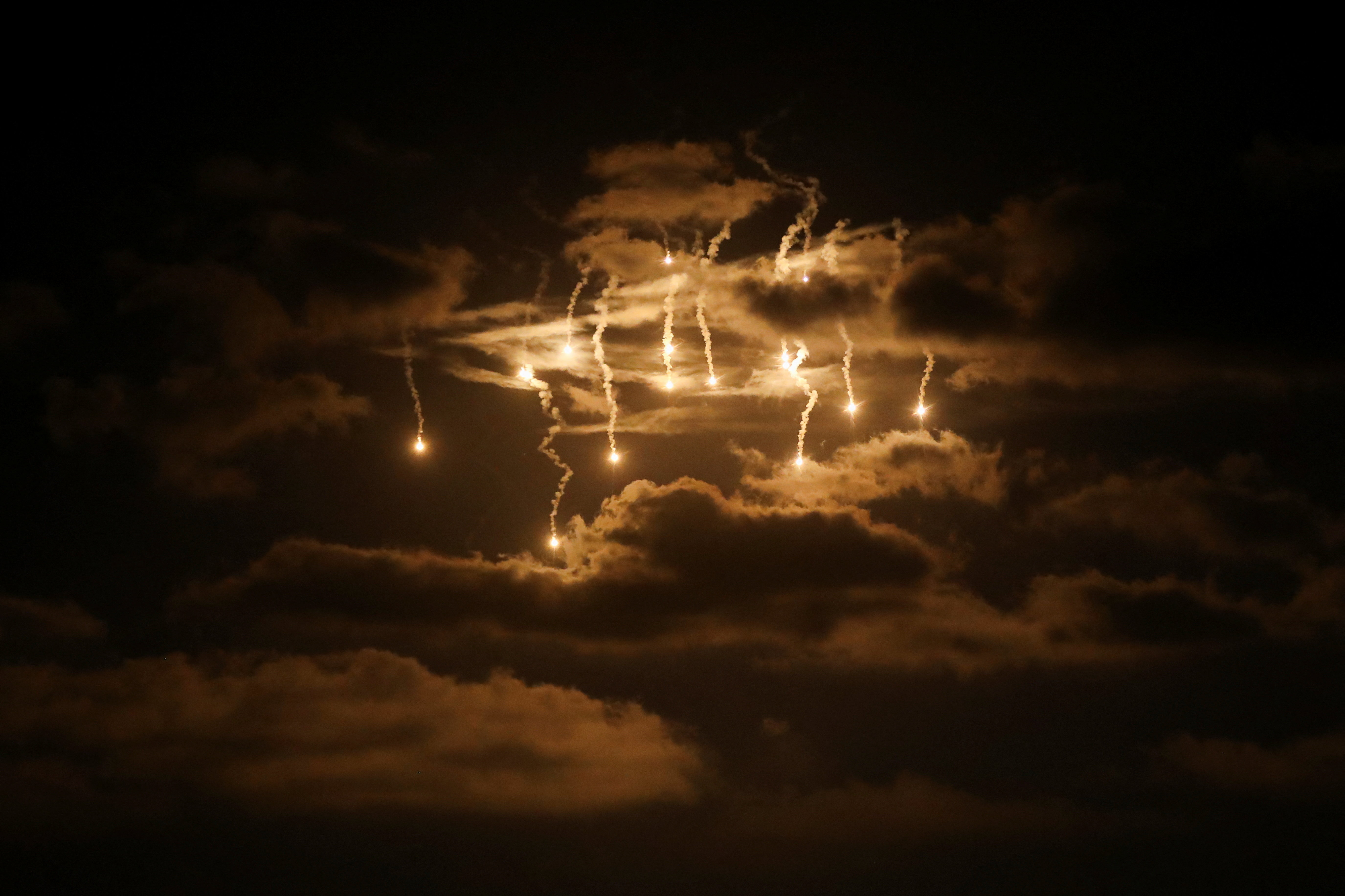 Flares are fired by Israeli forces over Gaza, amid an Israeli military offensive, as seen from the central Gaza Strip, September 10, 2025. REUTERS/Mahmoud Issa     TPX IMAGES OF THE DAY     