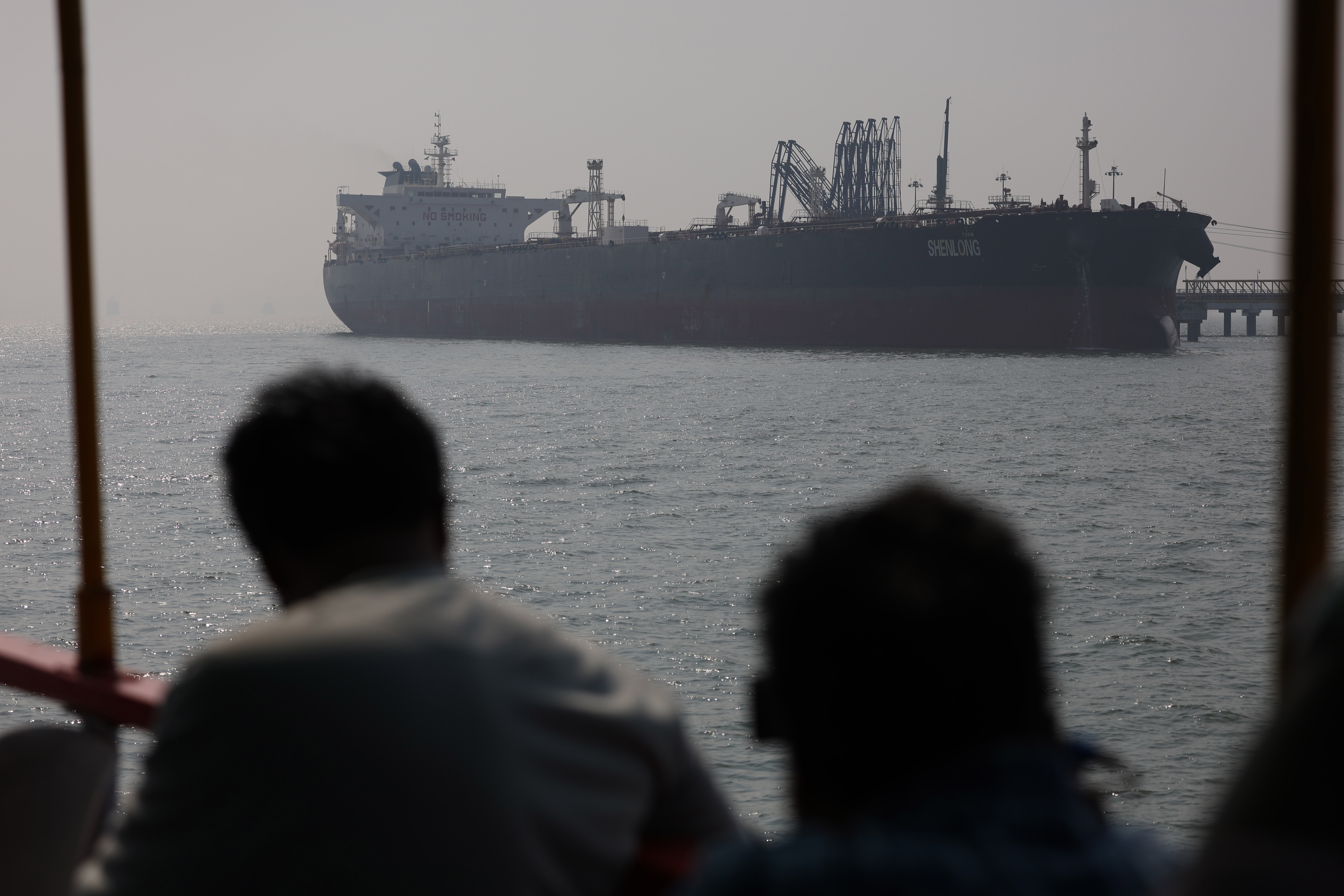 El petrolero 'Shenlong', con bandera liberiana, que transporta crudo desde Arabia Saudita a la India a través del Estrecho de Ormuz, llega al puerto de Bombay (India).