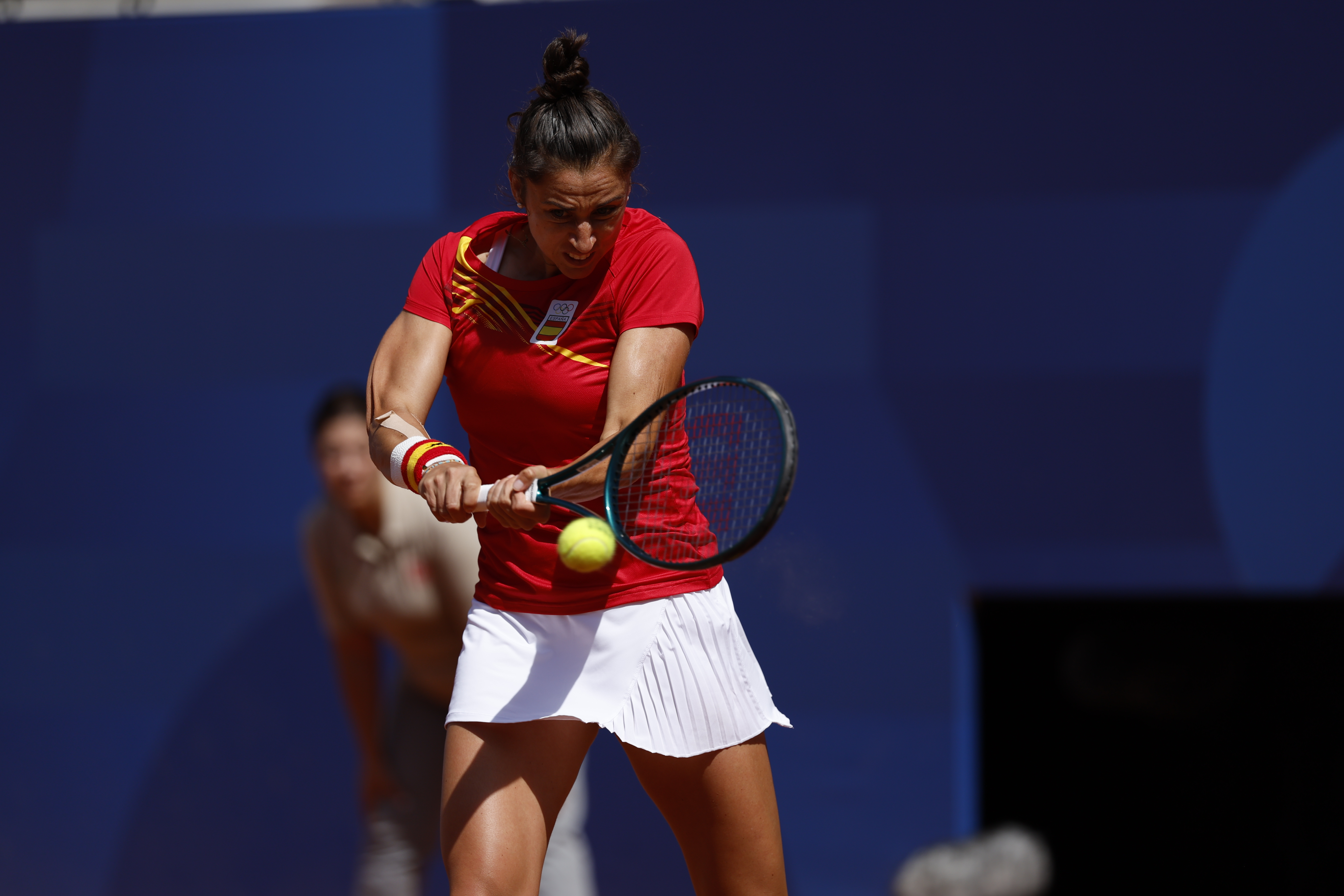 PARÍS, 28/07/2024.- La tenista española Sara Sorribes devuelve la bola a la checa Barbora Krejcikova durante su partido de primera ronda individual femenina de los Juegos Olímpicos de París 2024 contra en la pista Philippe-Chatrier del complejo de tenis Roland Garros, este domingo en París, Francia. EFE/ Juanjo Martín
