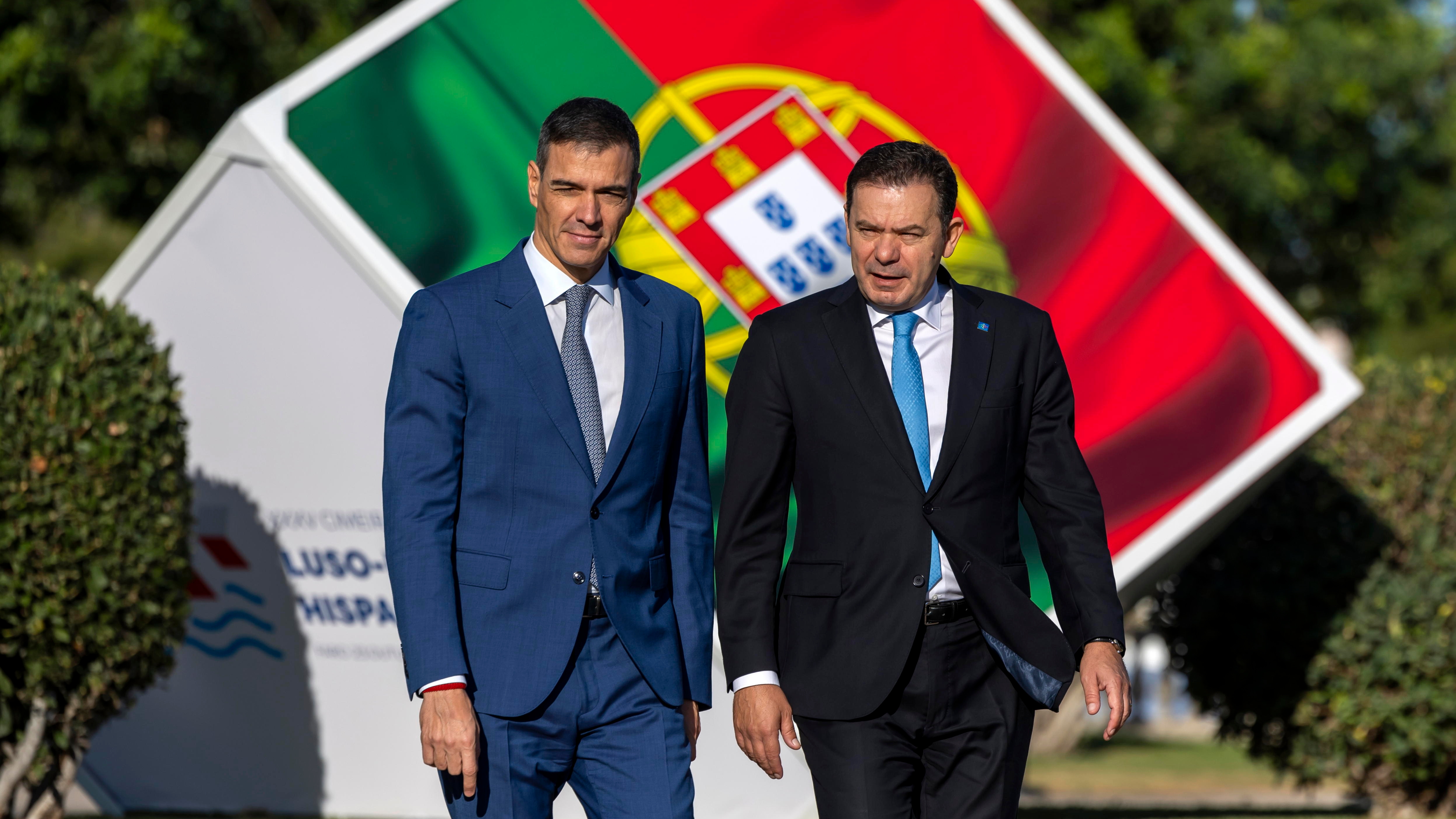 El presidente del Gobierno español, Pedro Sánchez, y el primer minisLuis Montenegro (R) and Prime Minister of Spain Pedro Sanchez (L) walk during the XXXV Portuguese-Spanish Summit, at the Fialho Palace in Faro, Portugal, 23 October 2024. (España) EFE/EPA/JOSE SENA GOULAO