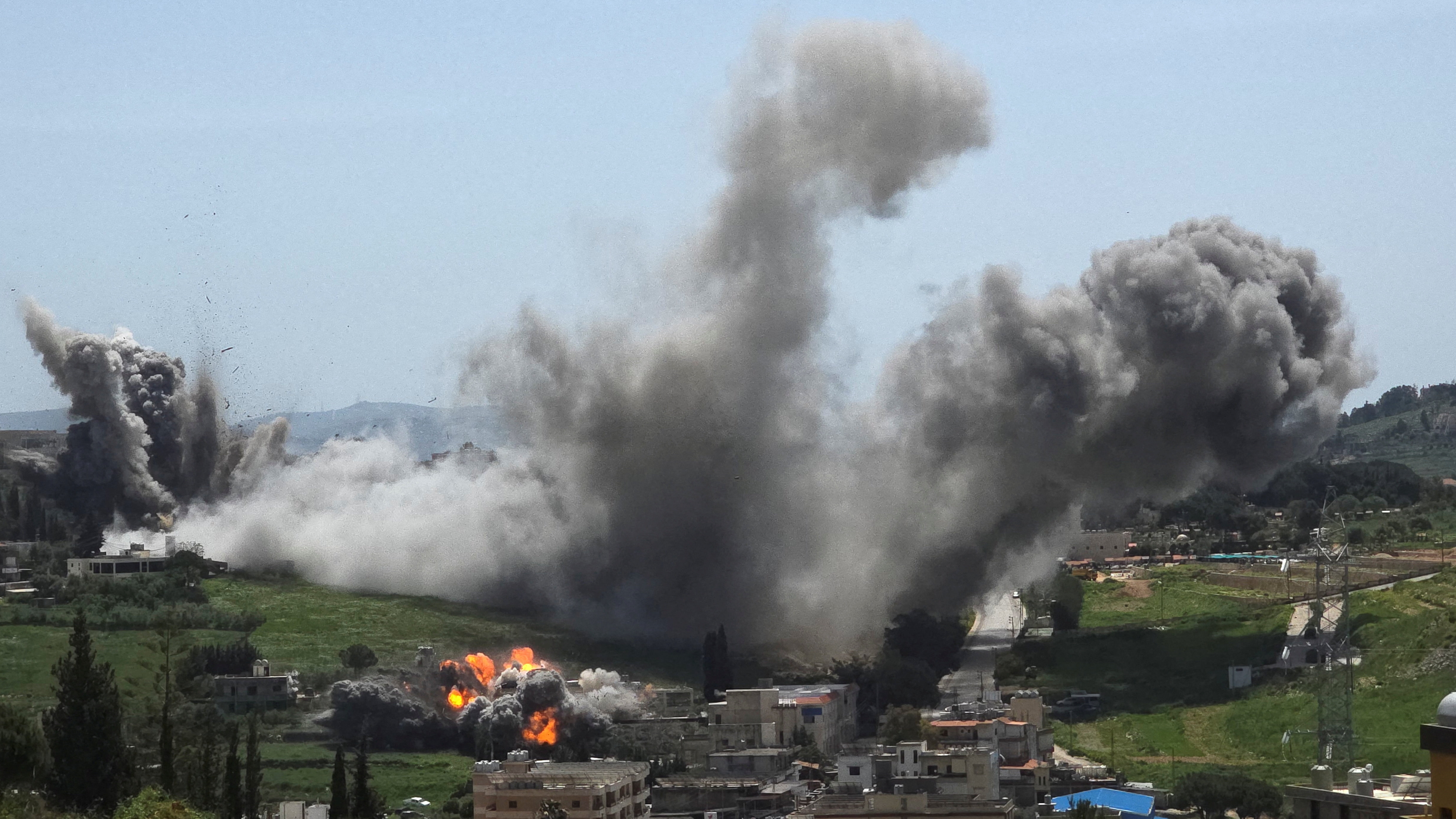 El humo se eleva tras un ataque en la ciudad de Nabatieh, al sur de Líbano, este jueves 16 de abril.