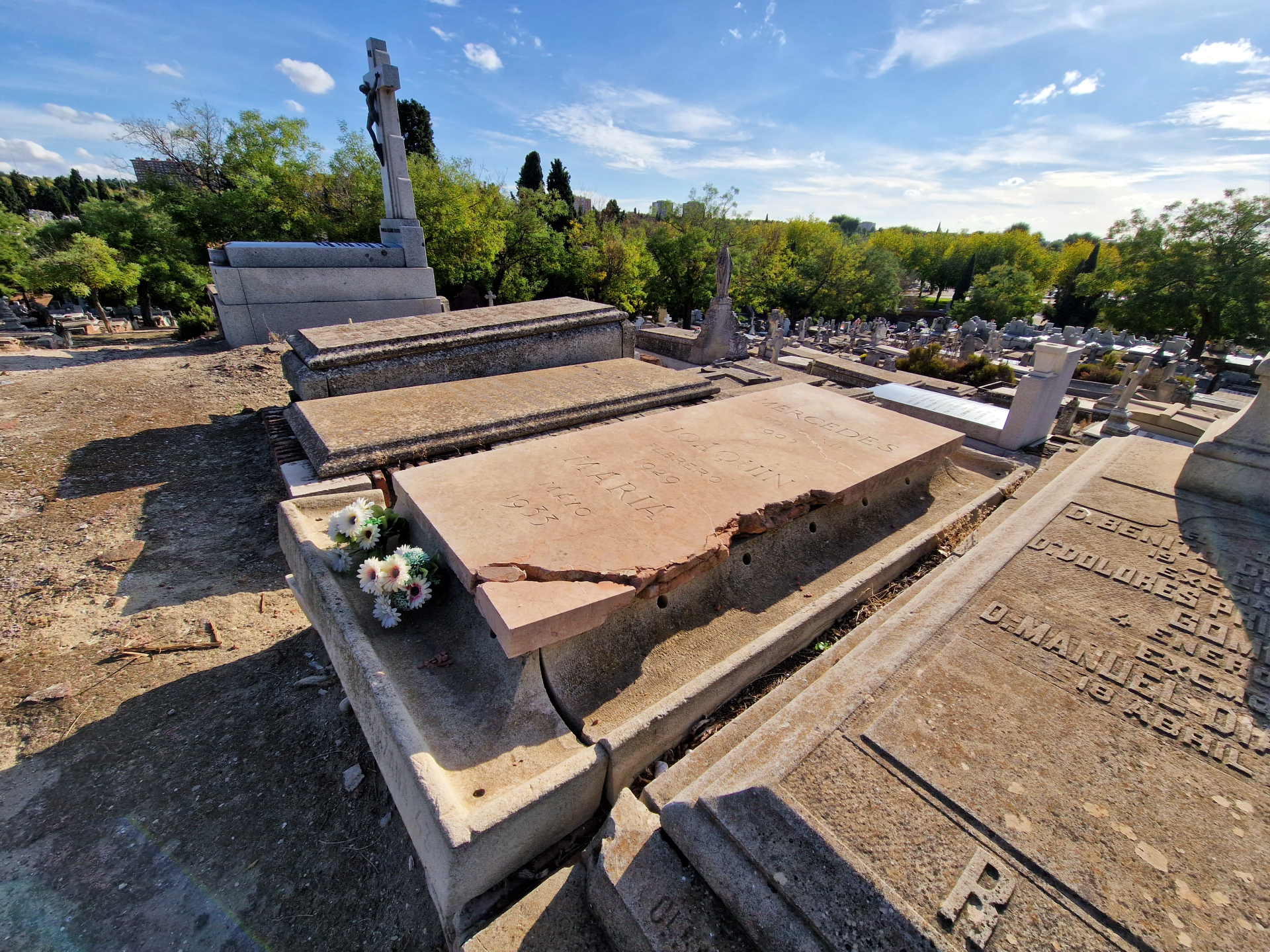 El sepulcro de Mercedes Roca, de 1903, recibió posteriormente los cadáveres de sus hermanos Joaquín (1929) y María (1933).