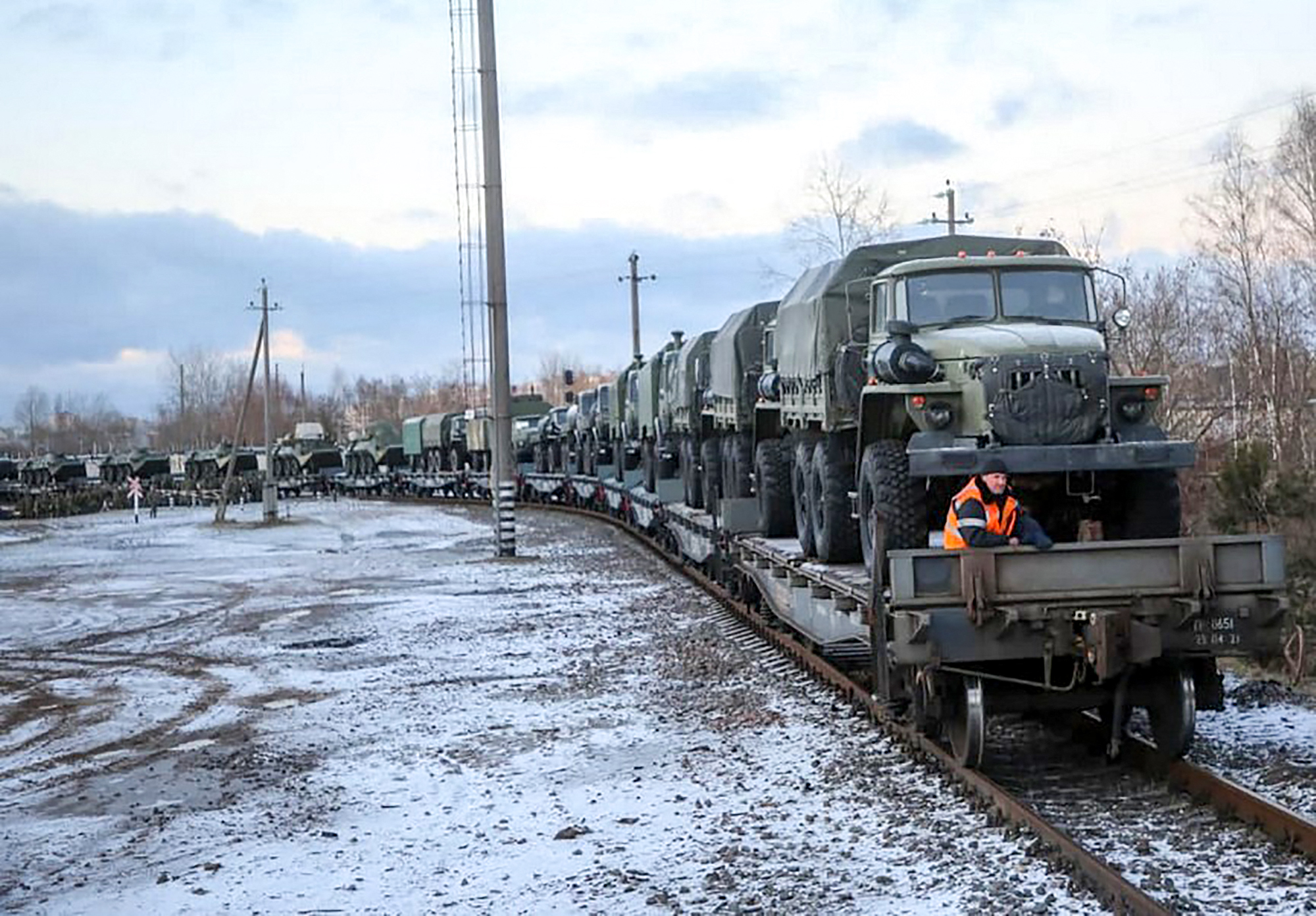 Rusia aumenta la tensión al enviar tropas a Bielorrusia para maniobras conjuntas cerca de las fronteras ucranias