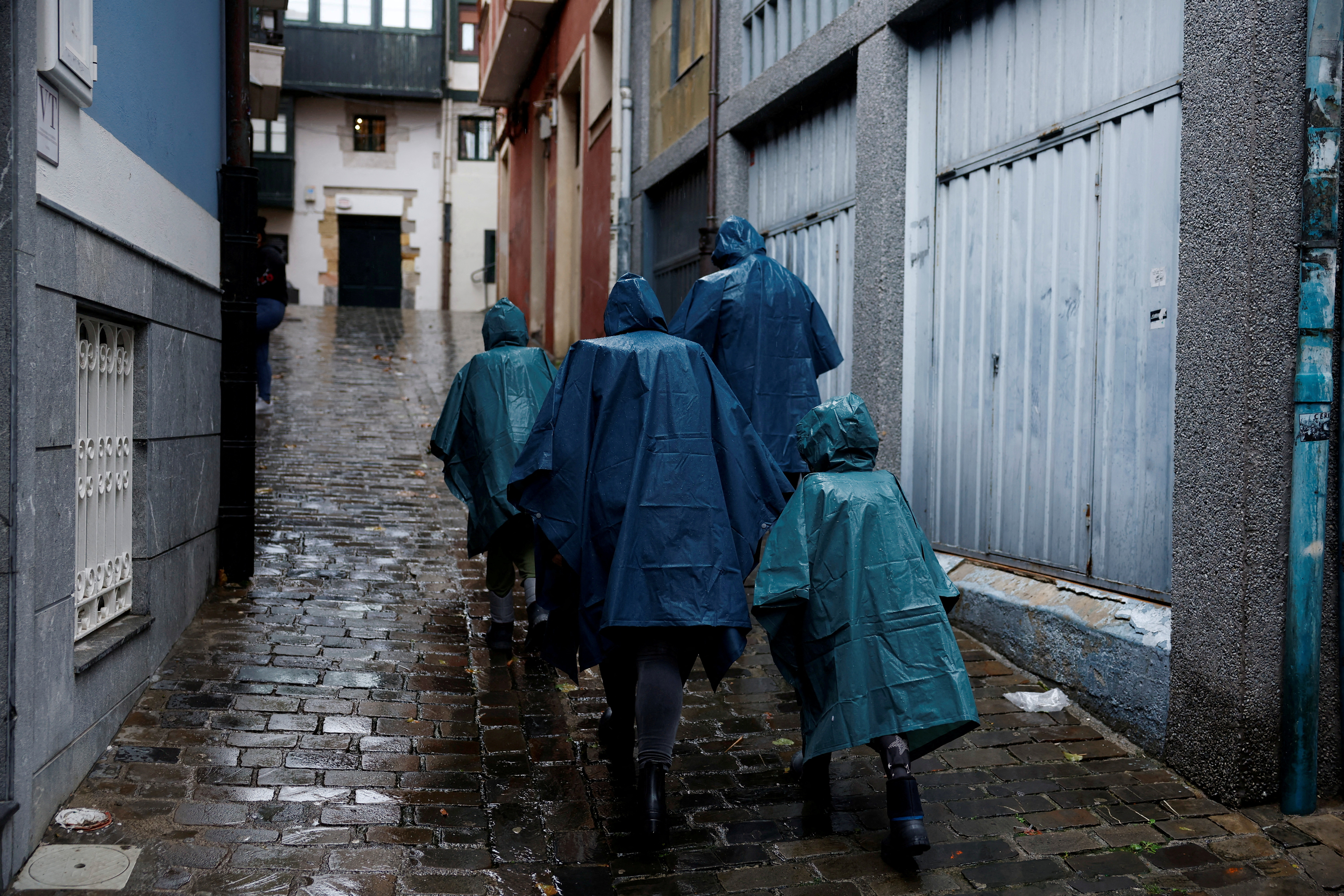 Una familia se protege de la lluvia, este jueves en Bermeo (Bizkaia).