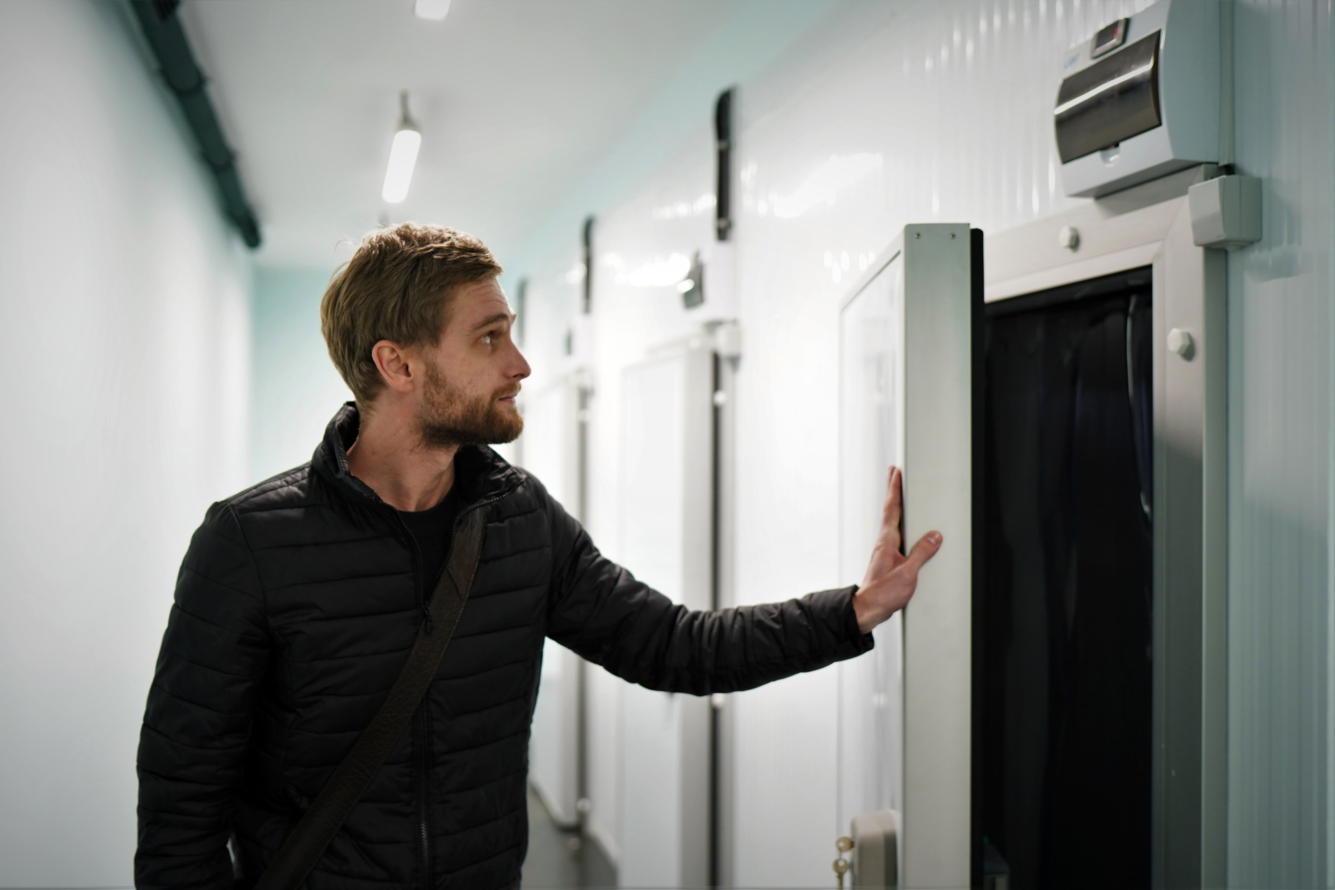 Filippenko mostra o bunker refrigerado, que possui quatro câmaras independentes.