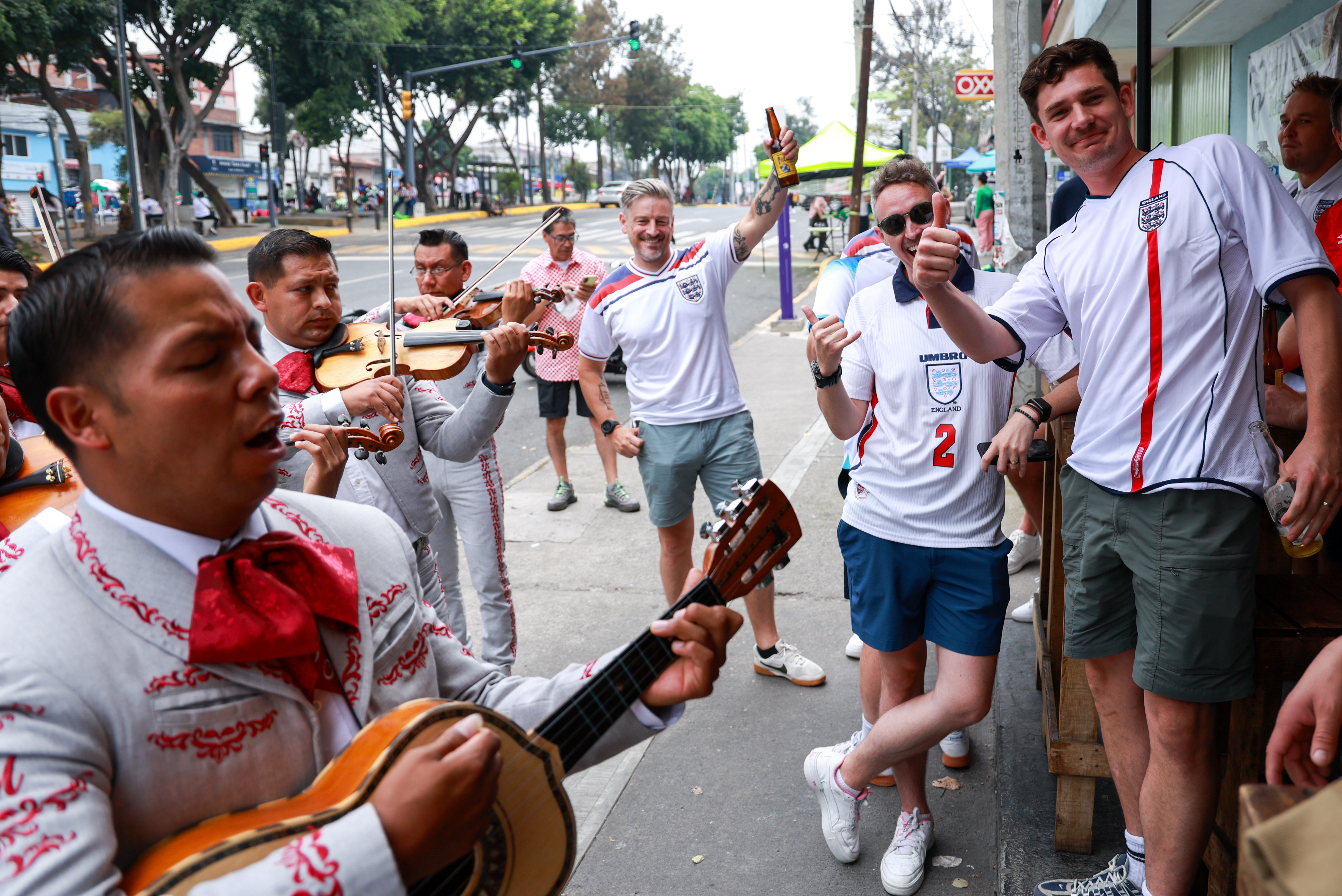 La afición británica toma los alrededores del Azteca