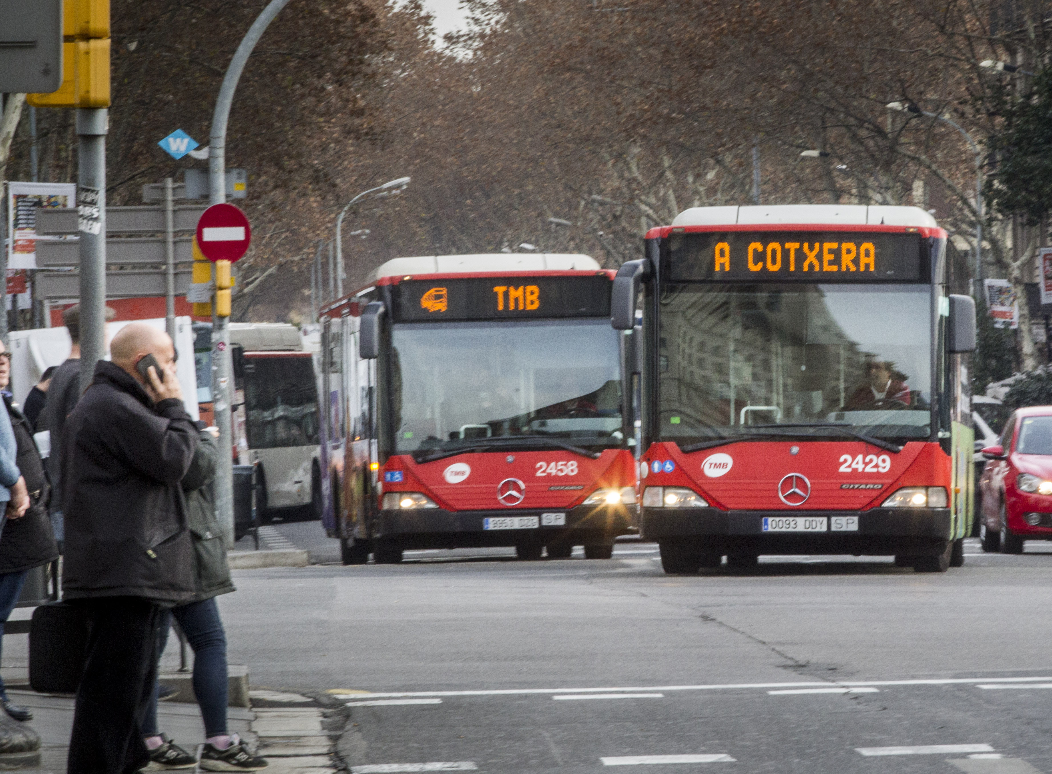 Los conductores de bus de Barcelona convocan huelga para pedir la dimisión de Laia Bonet