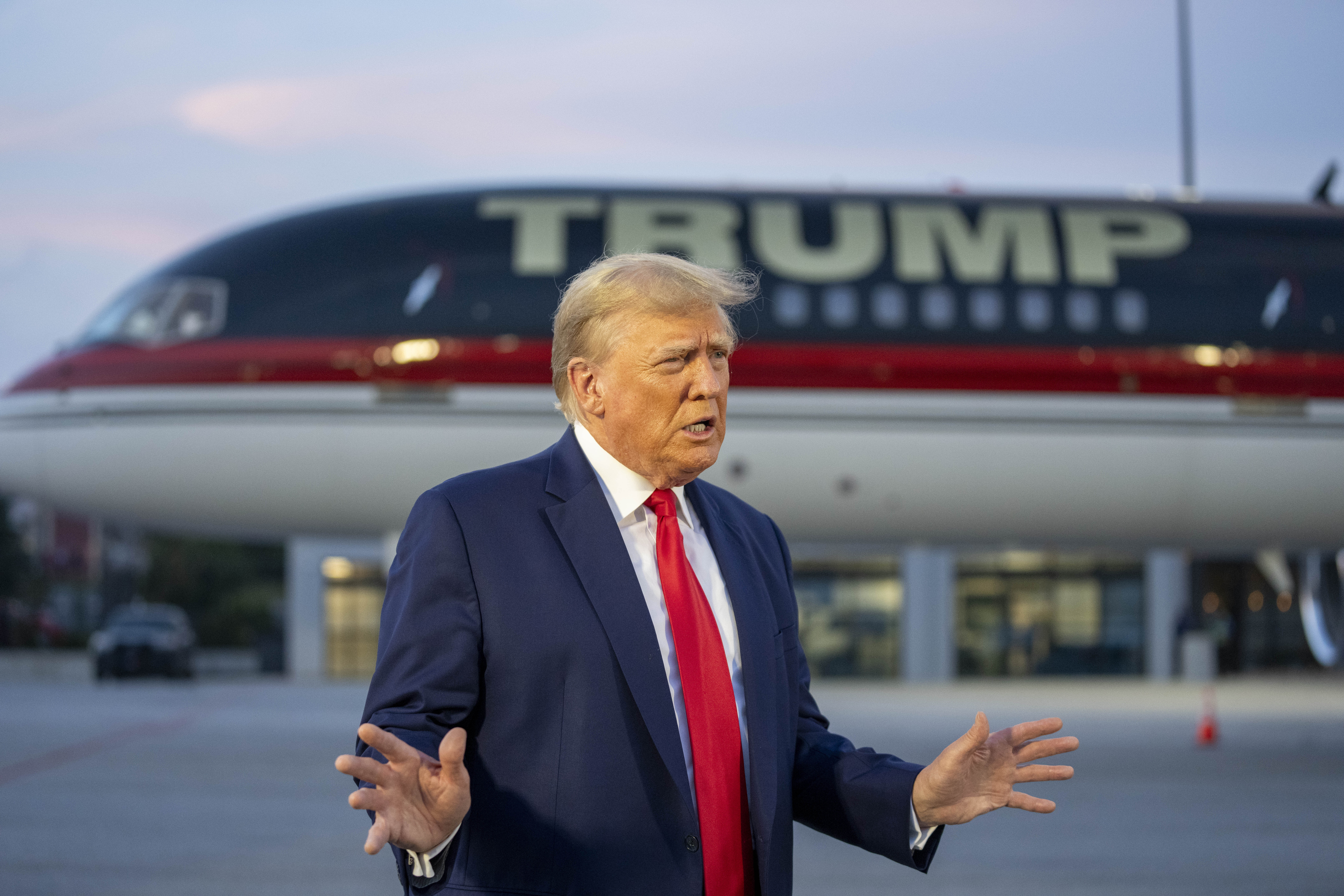 O ex-presidente Donald Trump fala com repórteres antes da partida do Aeroporto Internacional Hartsfield-Jackson Atlanta, quinta-feira, 24 de agosto de 2023, em Atlanta.  (Foto AP/Alex Brandon)