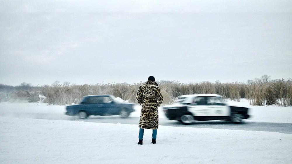 Conocidos como Zhiguli, arreglar estos vehículos, conducirlos y, sobre todo, derrapar con ellos por el hielo es la gran pasión de los protagonistas.