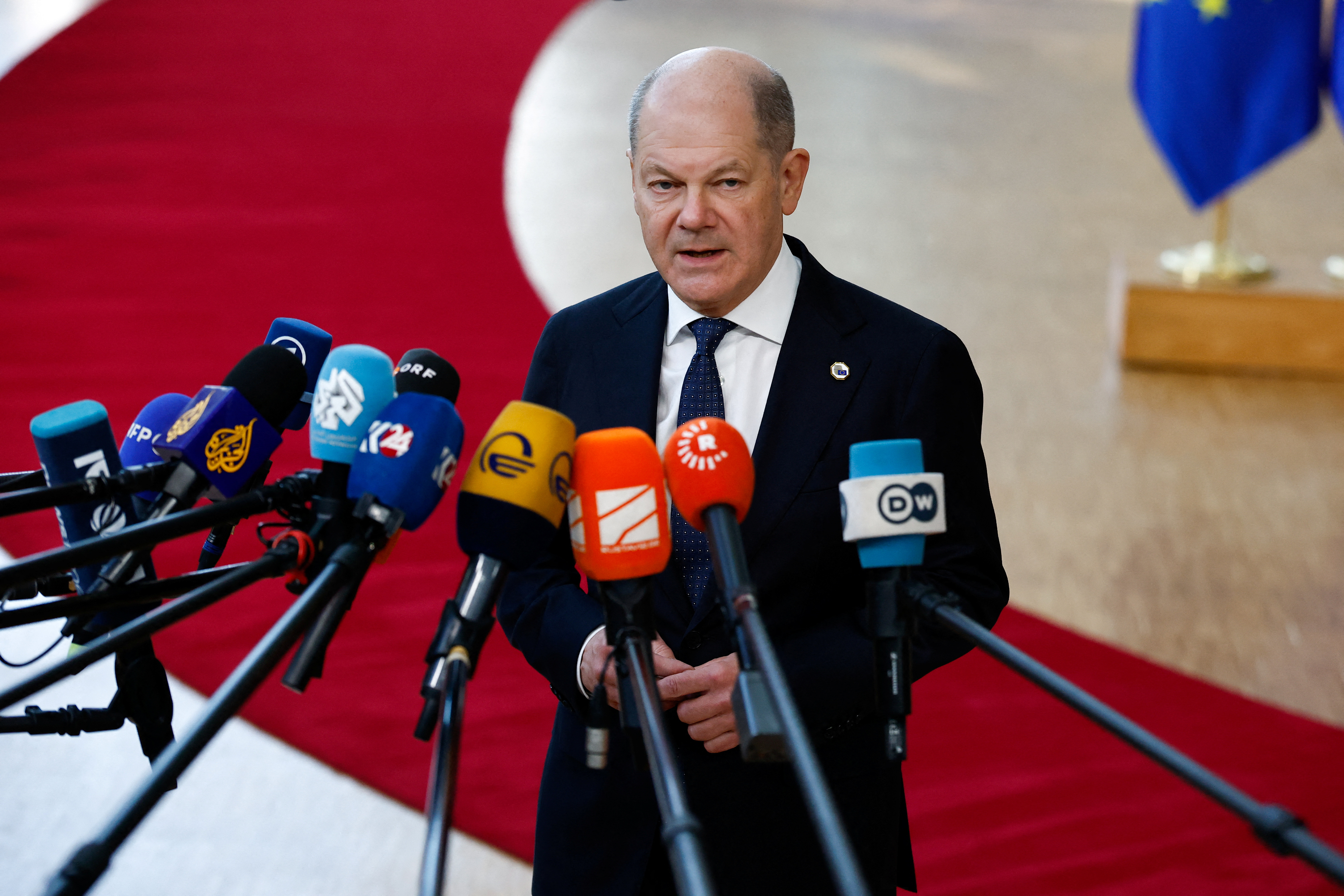 Olaf Scholz reponde a los medios a su llegada a la cumbre de los líderes de la UE en Bruselas. 