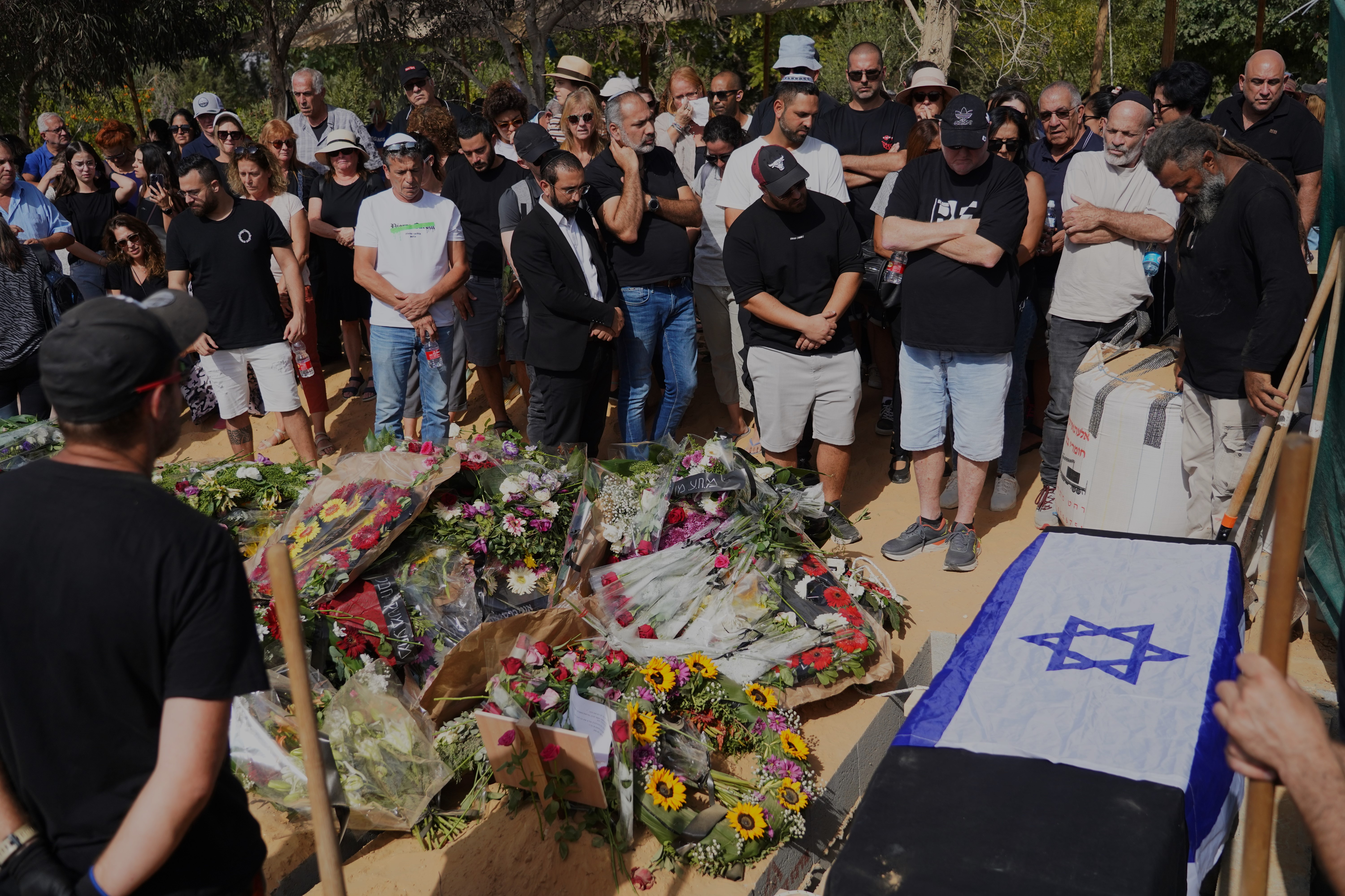 Enterros dos assassinados pelo Hamas no Kibutz Beeri, neste domingo no Kibutz Revivim.