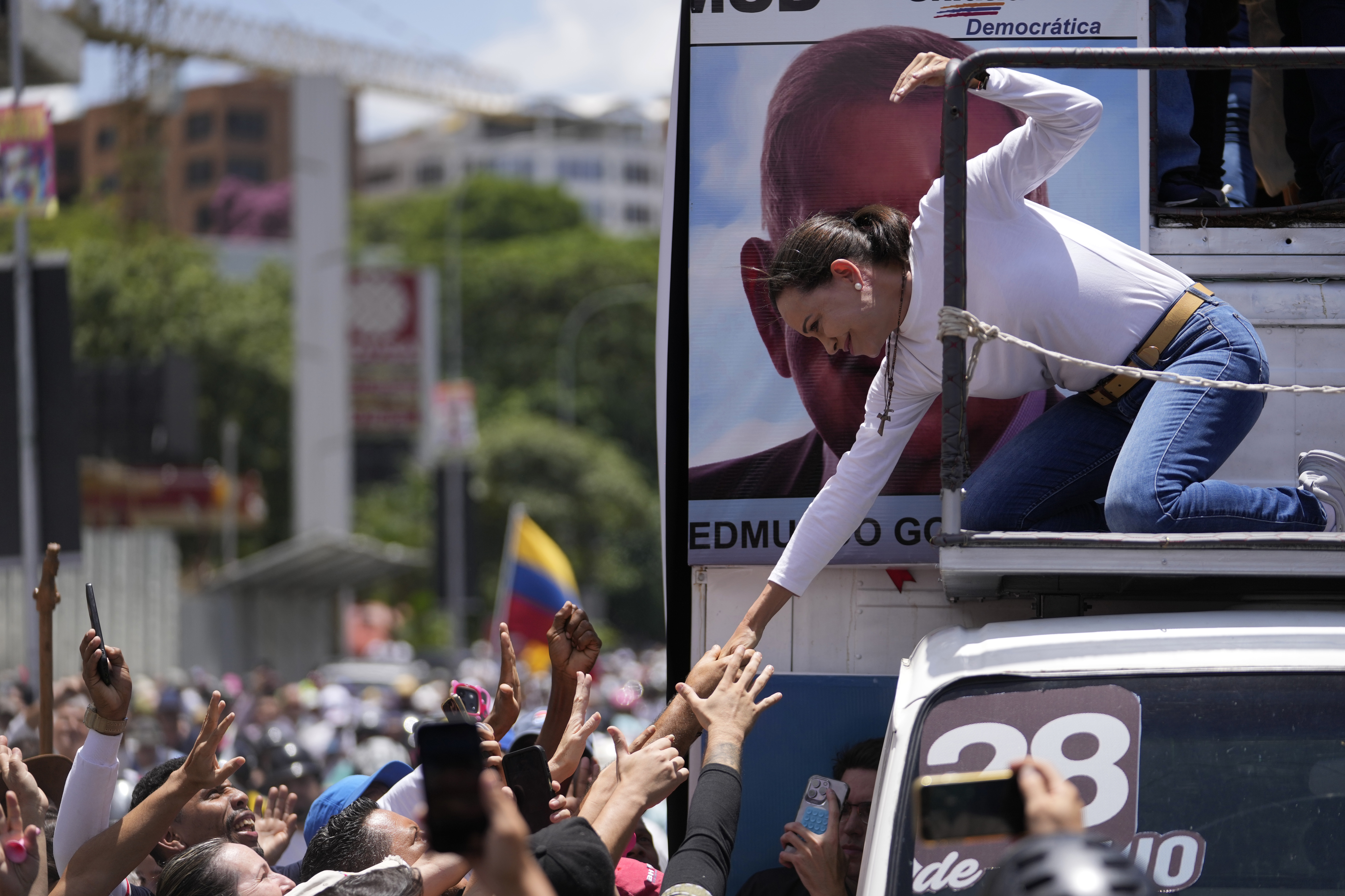 Líder de la oposición María Corina Machado saluda a manifestantes en Caracas, Venezuela, este sábado 3 de agosto de 2024. (AP Foto/Matías Delacroix)