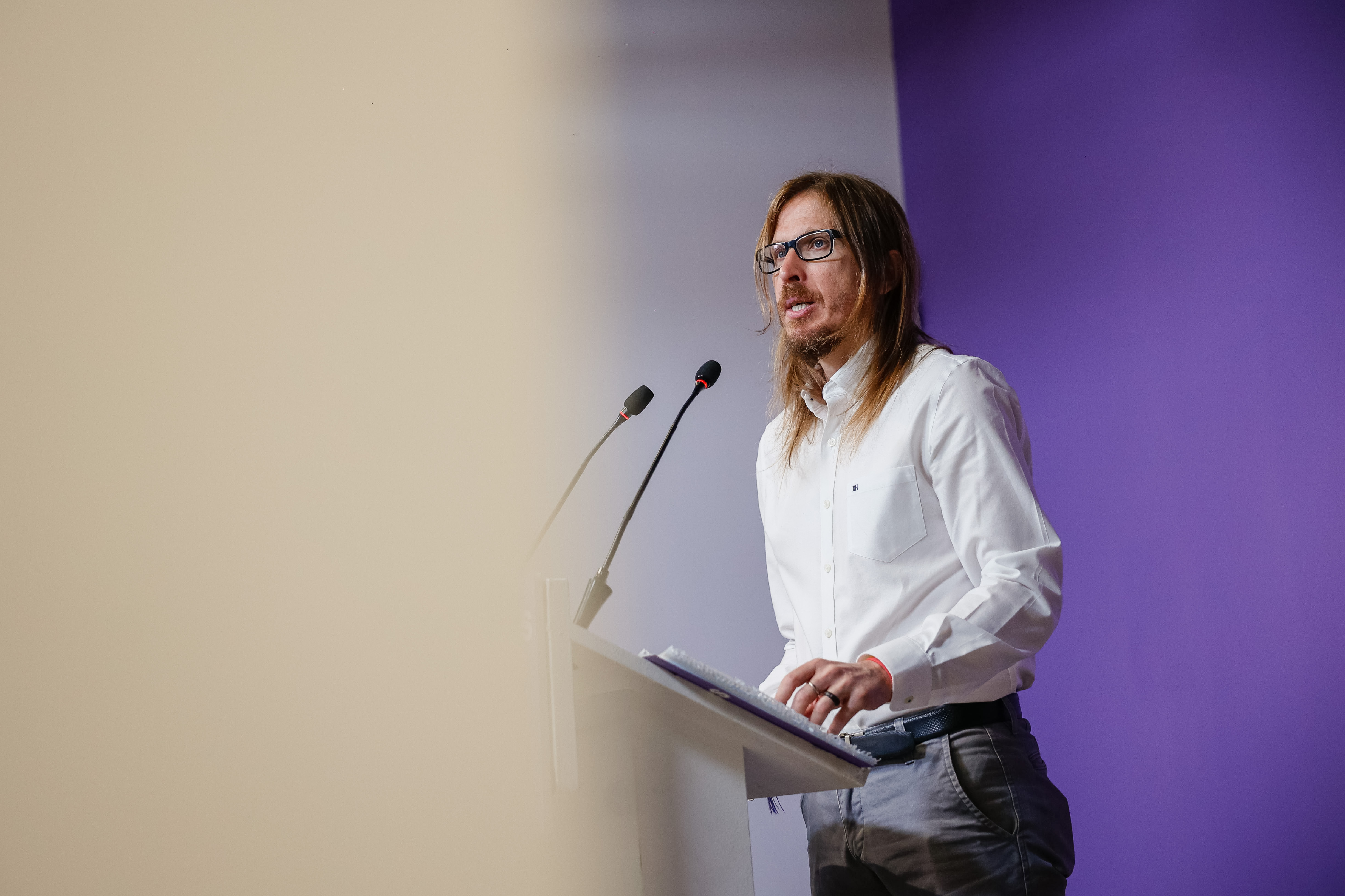 MADRID, 21/07/2025.-El secretario de Organización y portavoz de Podemos, Pablo Fernández, durante la rueda de prensa, este luenes en Madrid.-EFE/ Daniel González